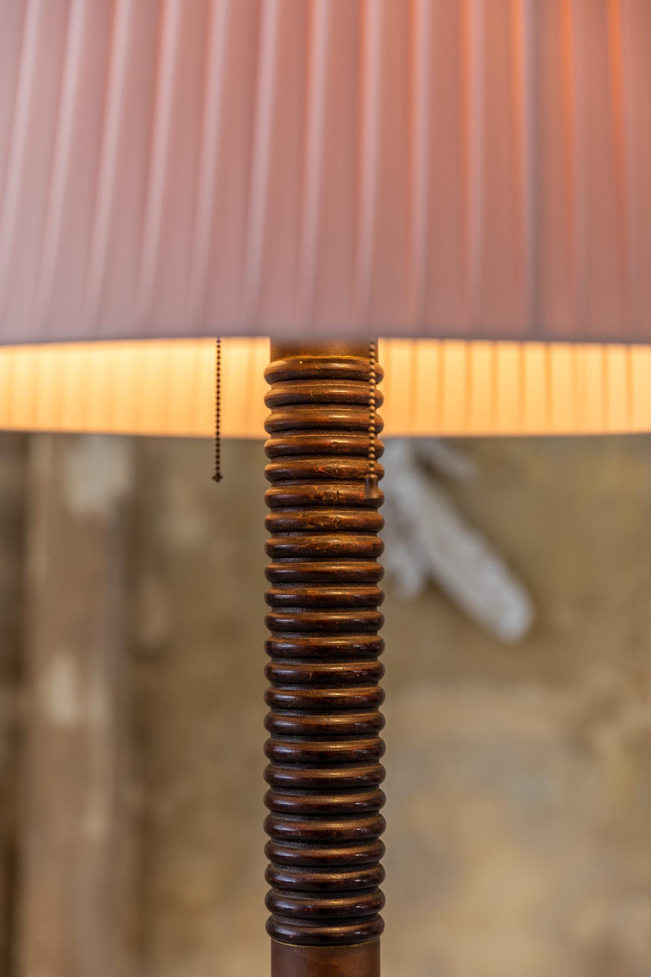 Stehlampe aus der Mitte des Jahrhunderts aus Holz und Messing, Italien, 1940 1