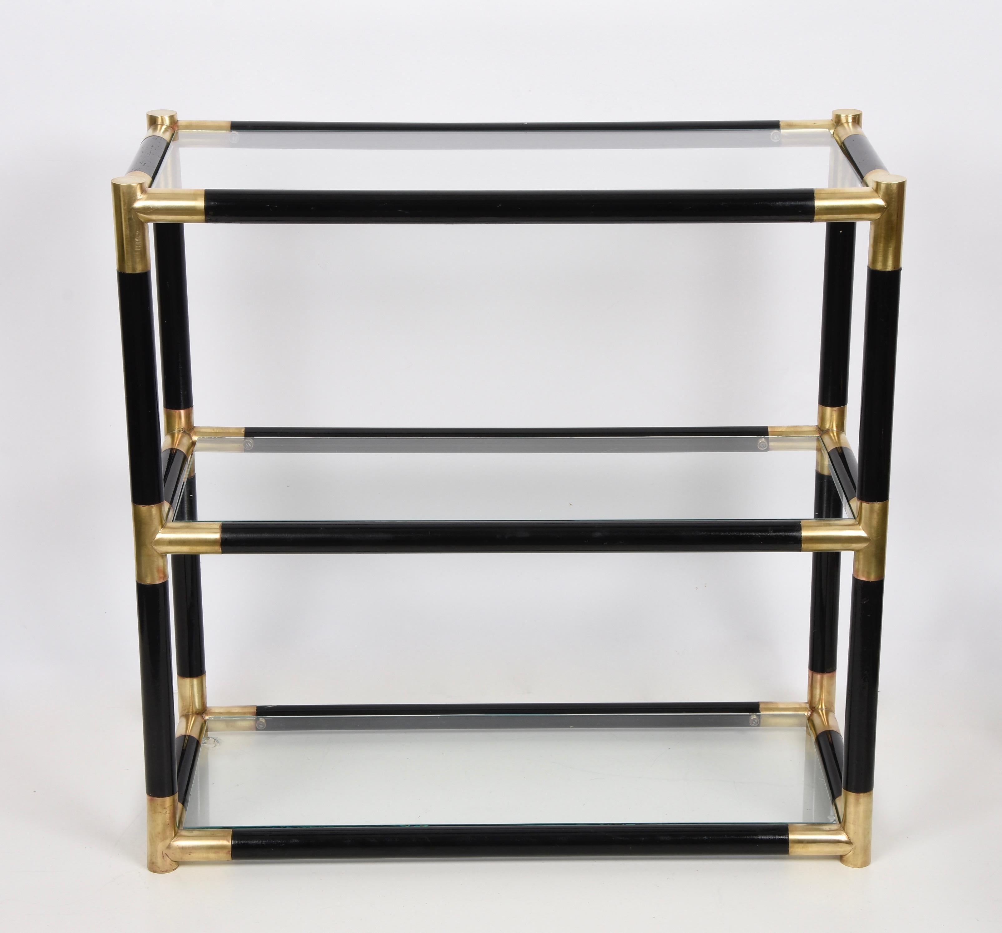 Midcentury Wood and Brass Italian Bookcase with Three Crystal Shelves, 1970s In Good Condition In Roma, IT