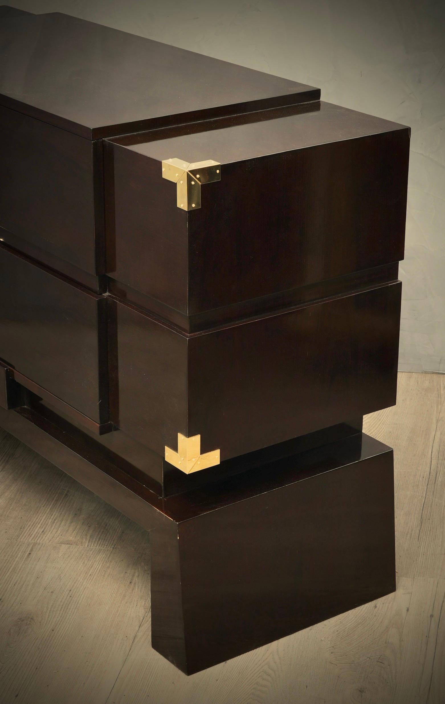 Commodes e cassettiere italiane in legno e ottone del MidCentury, 1950 In condizioni buone in vendita a Rome, IT