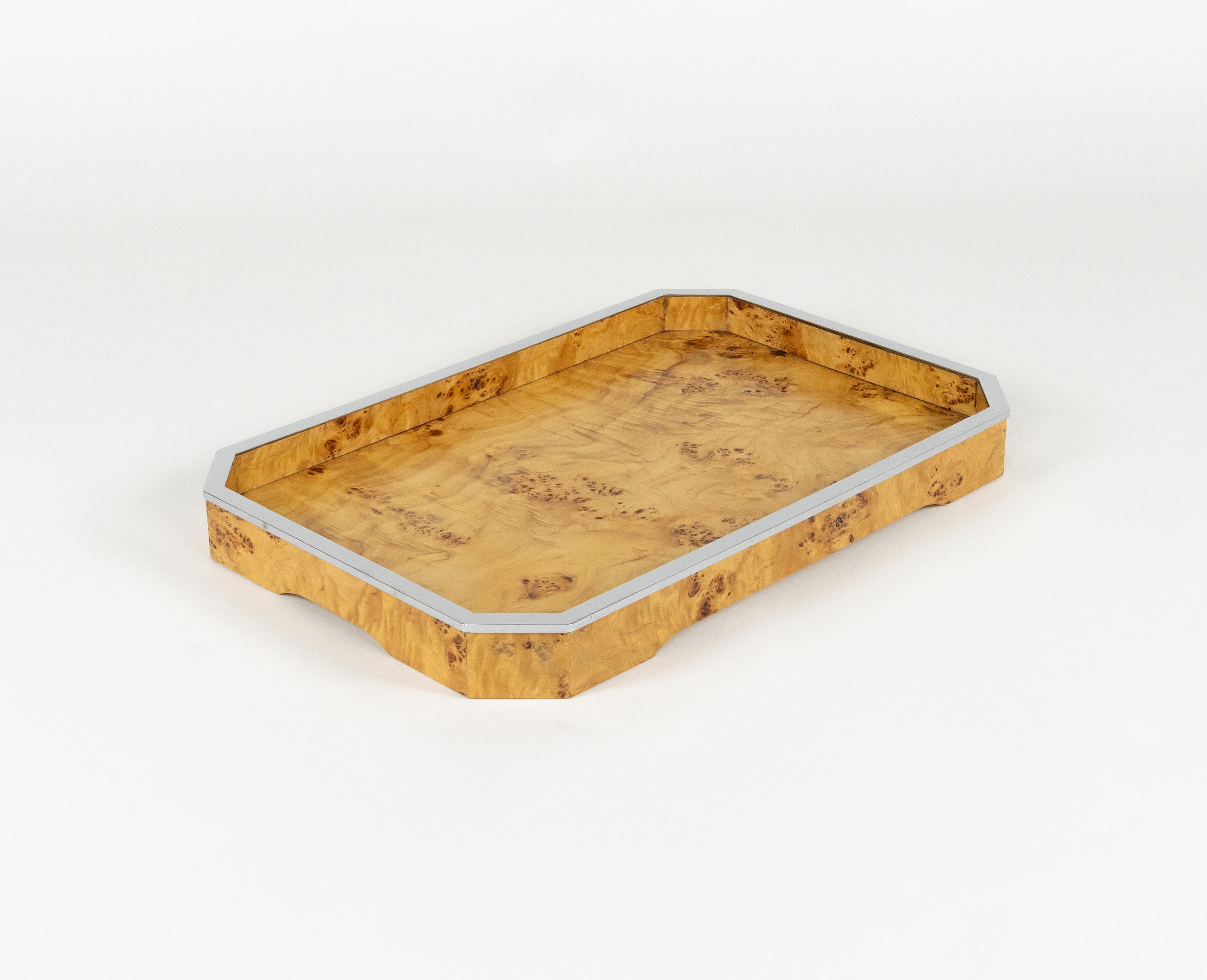 Preciosa bandeja o centro de mesa rectangular de mediados de siglo en madera de burl y cromo atribuida a Tommaso Barbi.

Fabricado en Italia en la década de 1970.