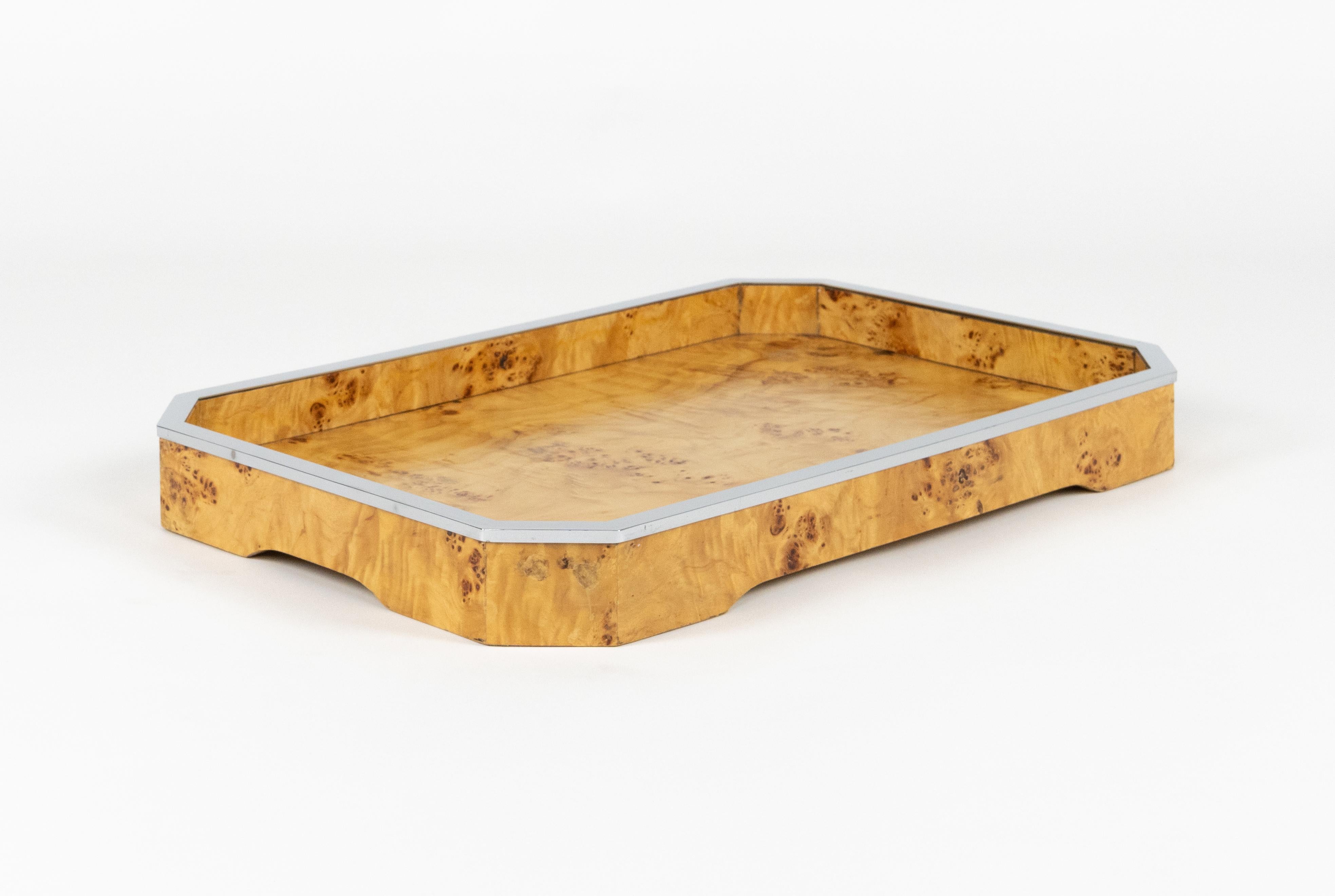 Bandeja de servir de madera y cromo de mediados de siglo atribuida a Tommaso Barbi, Italia Años 70 Moderno de mediados de siglo en venta