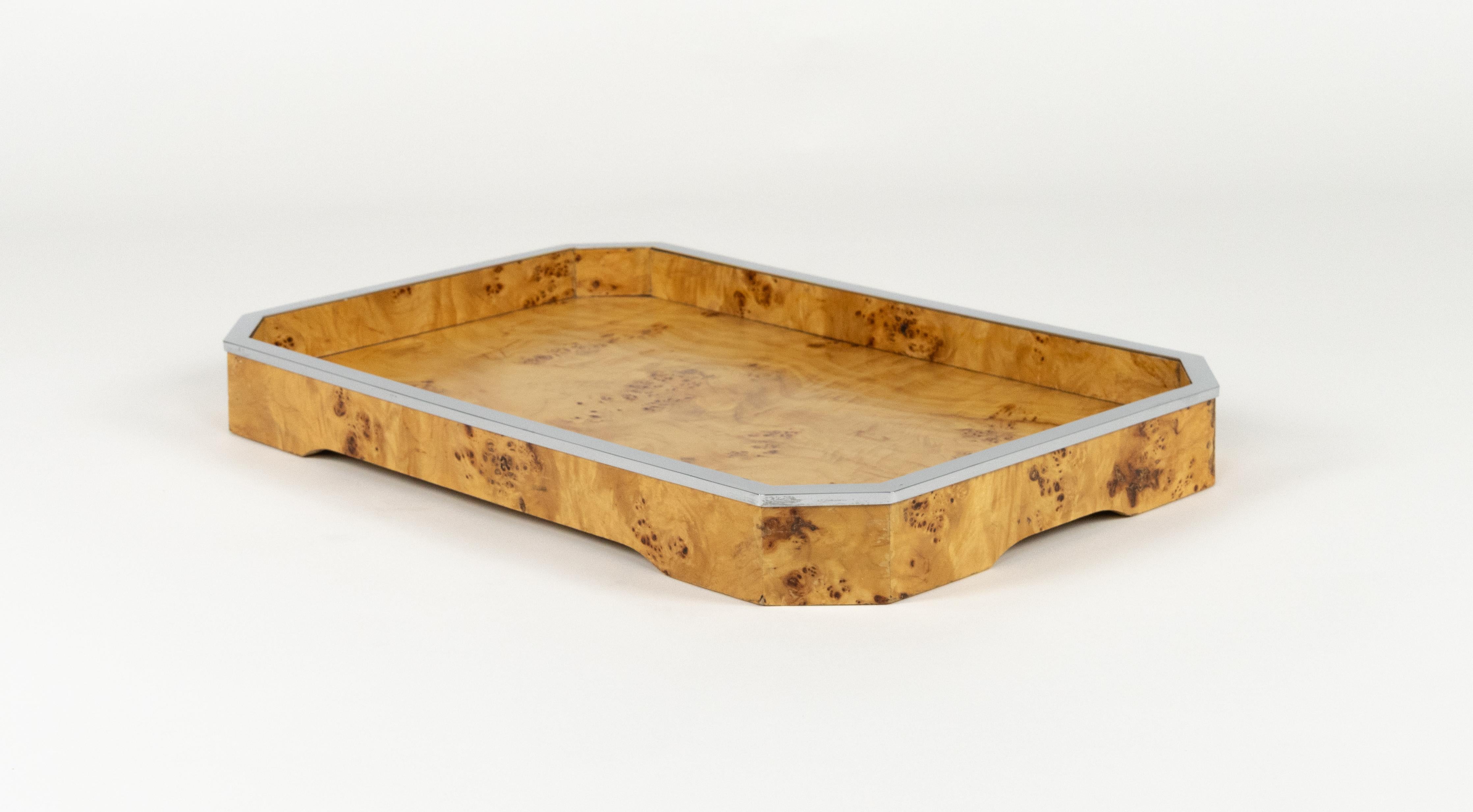 Bandeja de servir de madera y cromo de mediados de siglo atribuida a Tommaso Barbi, Italia Años 70 finales del siglo XX en venta