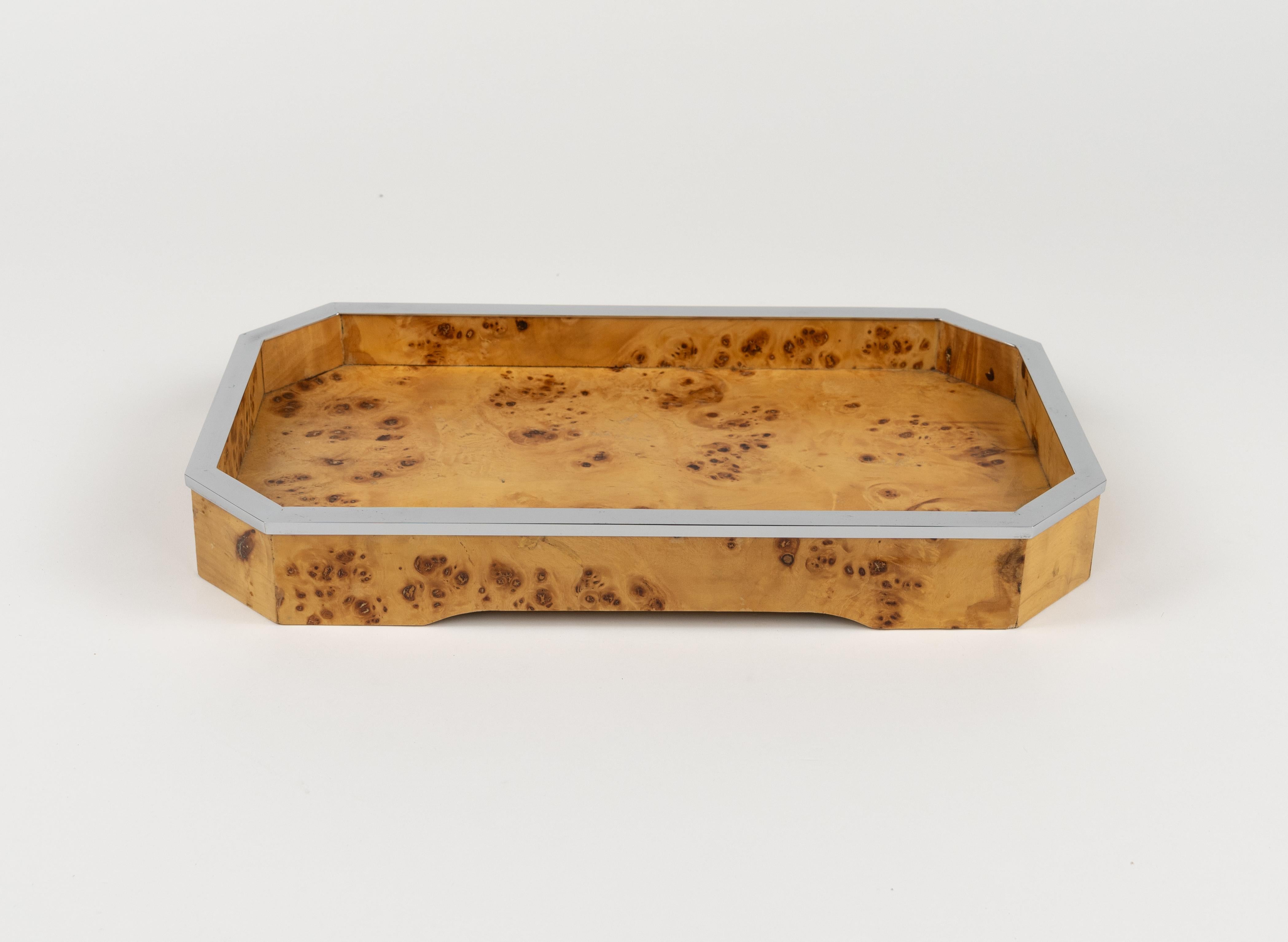 Midcentury beautiful serving tray in burl wood and chrome attributed to Tommaso Barbi.

Made in Italy in the 1970s.