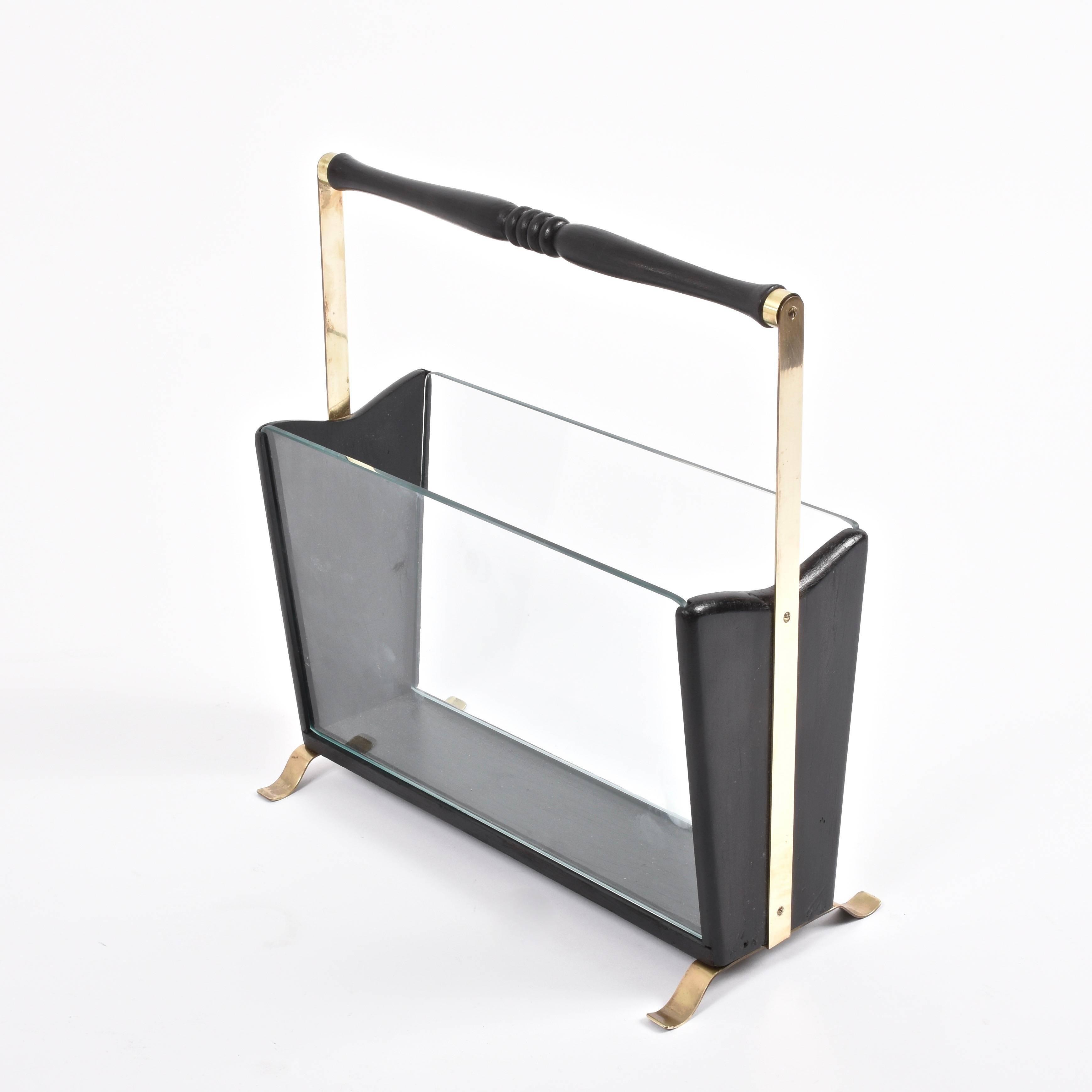 Midcentury Wood and Glass Italian Magazine Rack with Brass Feet, 1950s In Good Condition In Roma, IT