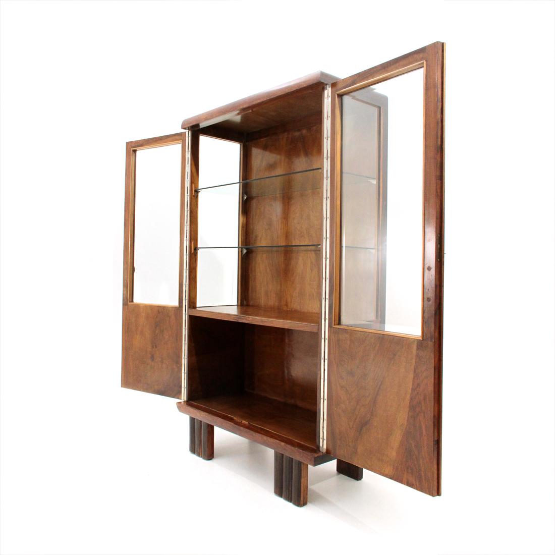 Italian manufacturing showcase 30s production.
Structure in veneered wood.
Metal details.
Two glass shelves.
Legs in grissinato wood.
Good general conditions, some signs due to normal use over time, a shelf has a small stone, some holes for