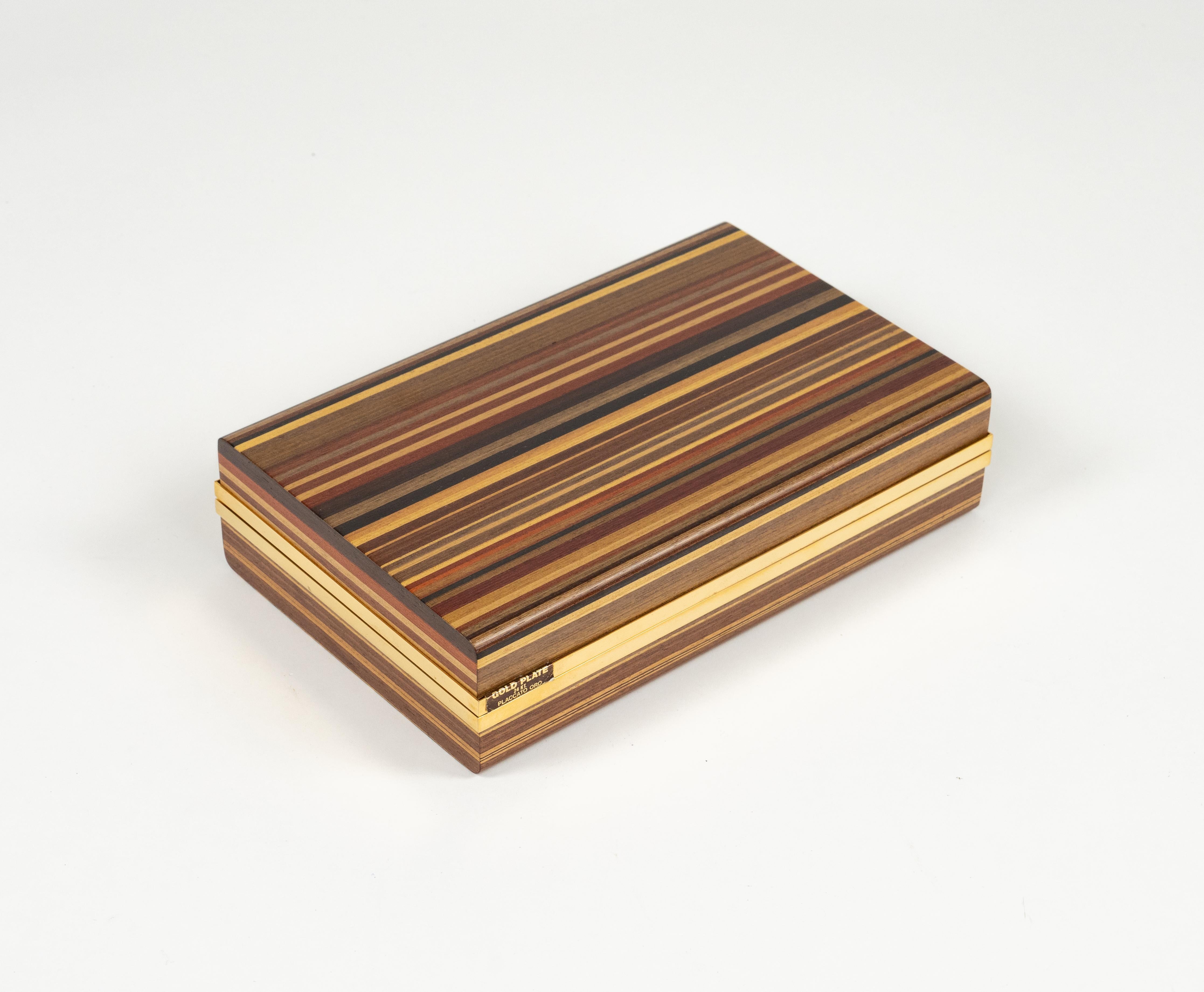 Magnifique boîte décorative rectangulaire du milieu du siècle dernier en bois et en métal doré 24KT dans le style d'Afra & Tobia Scarpa.

Fabriqué en Italie dans les années 1970.

