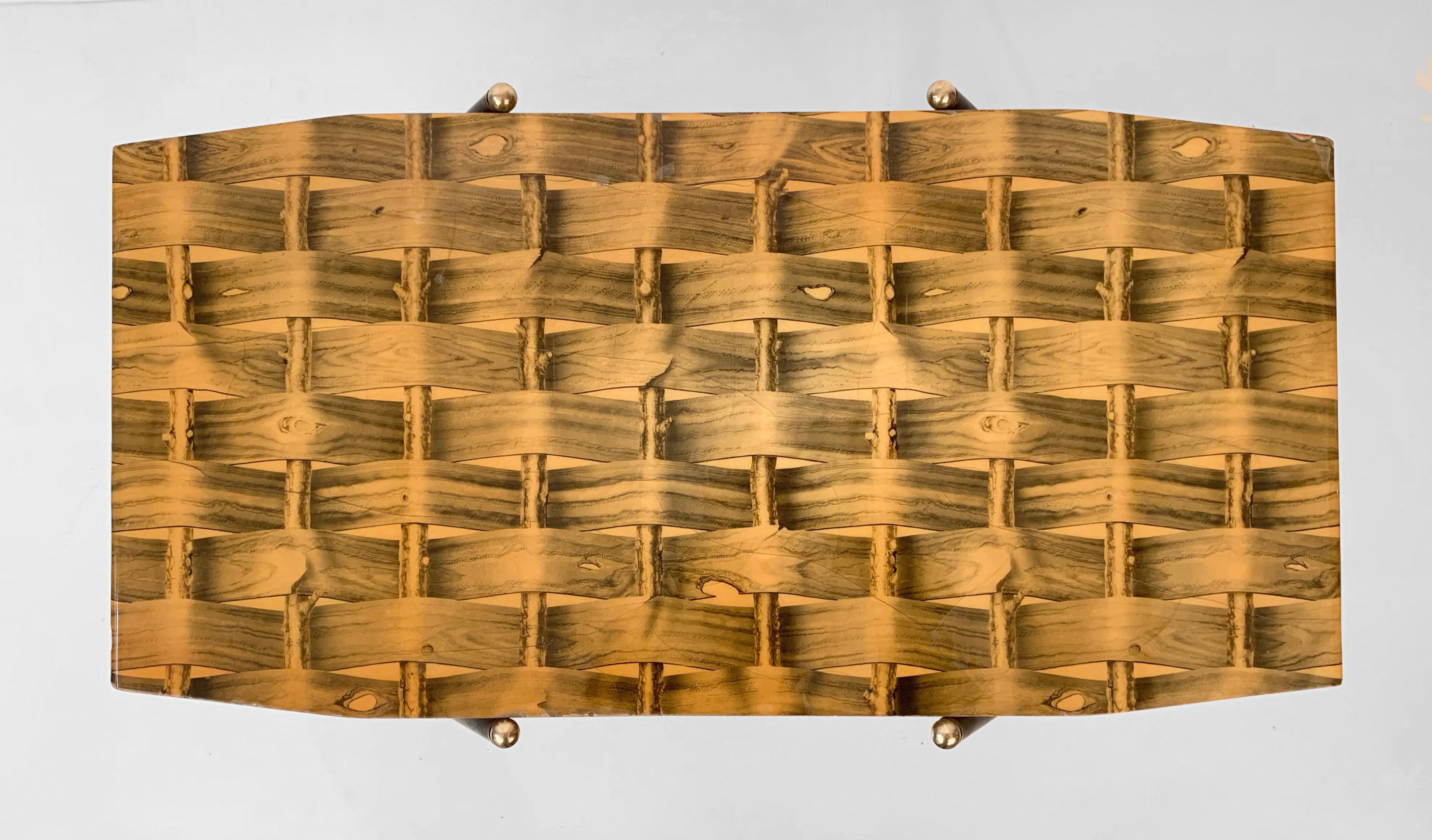 Table basse italienne du milieu du siècle en bois et métal avec porte-revues en laiton, années 1950 en vente 3