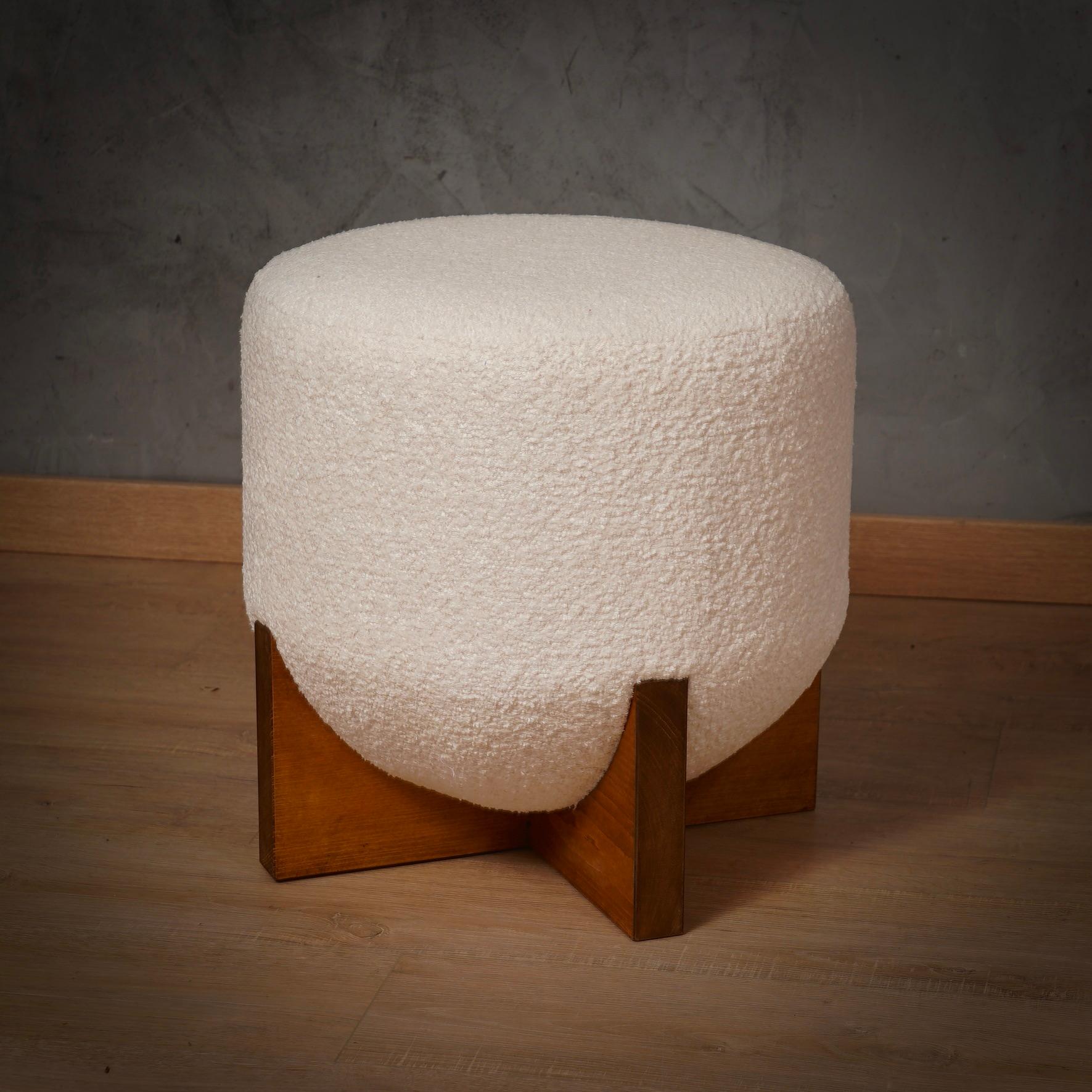 Mid-Century Modern Bancs et poufs en bois et bouclé blanc du milieu du siècle, 1990