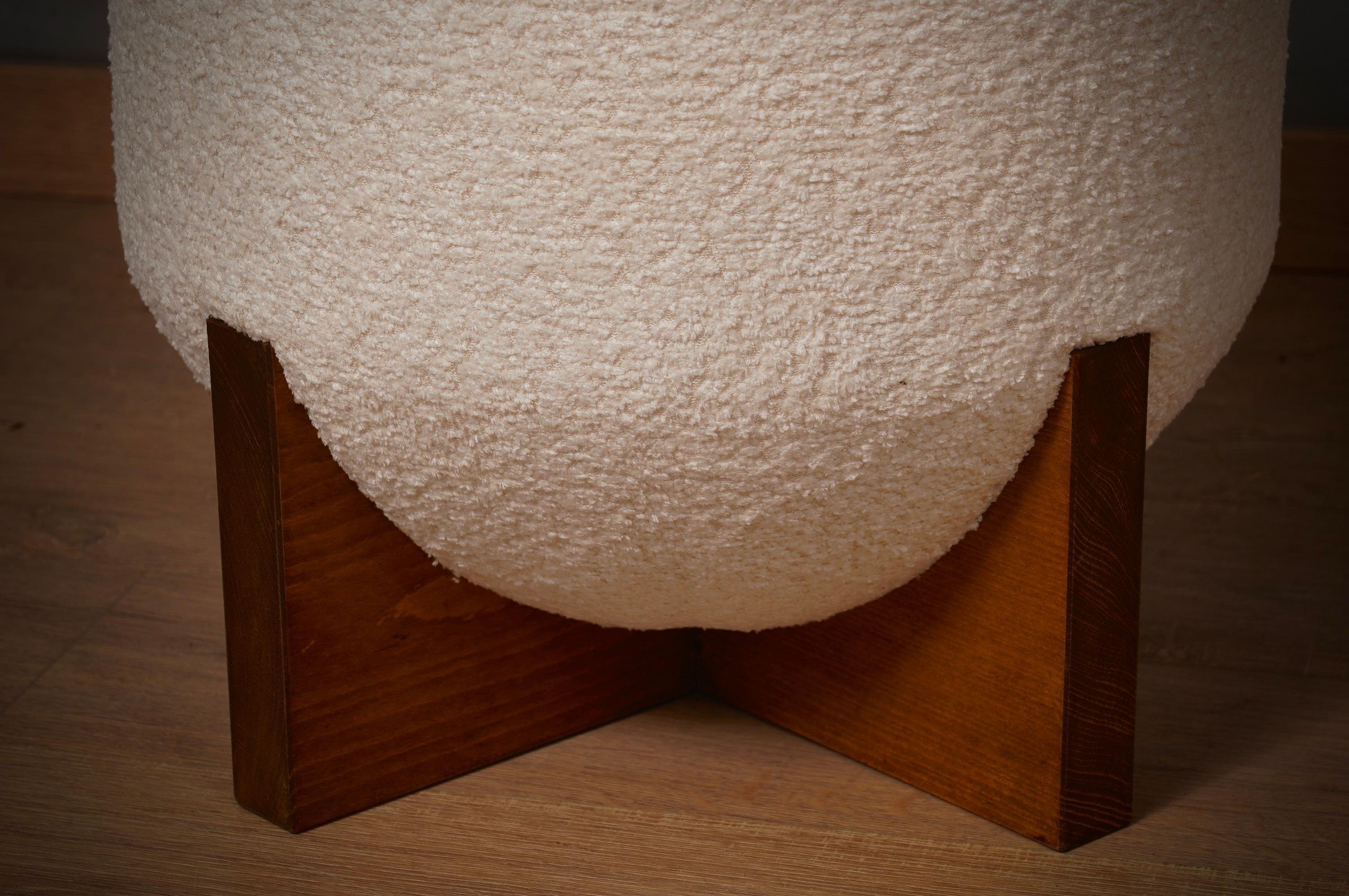 Tissu Bancs et poufs en bois et bouclé blanc du milieu du siècle, 1990
