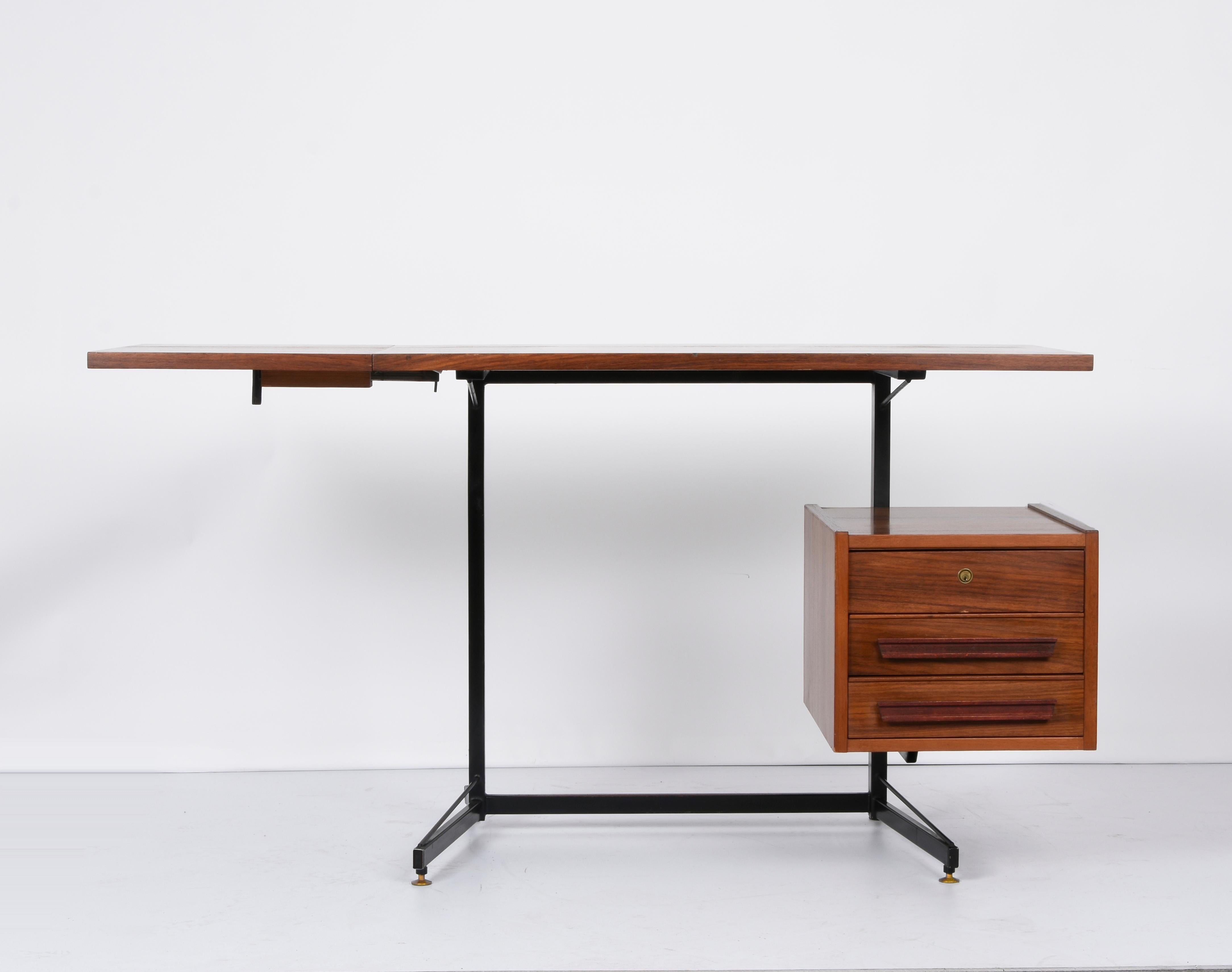 Mid-Century Modern Bureau pliant italien du milieu du siècle dernier en bois, métal noir et laiton avec tiroirs, années 1960 en vente
