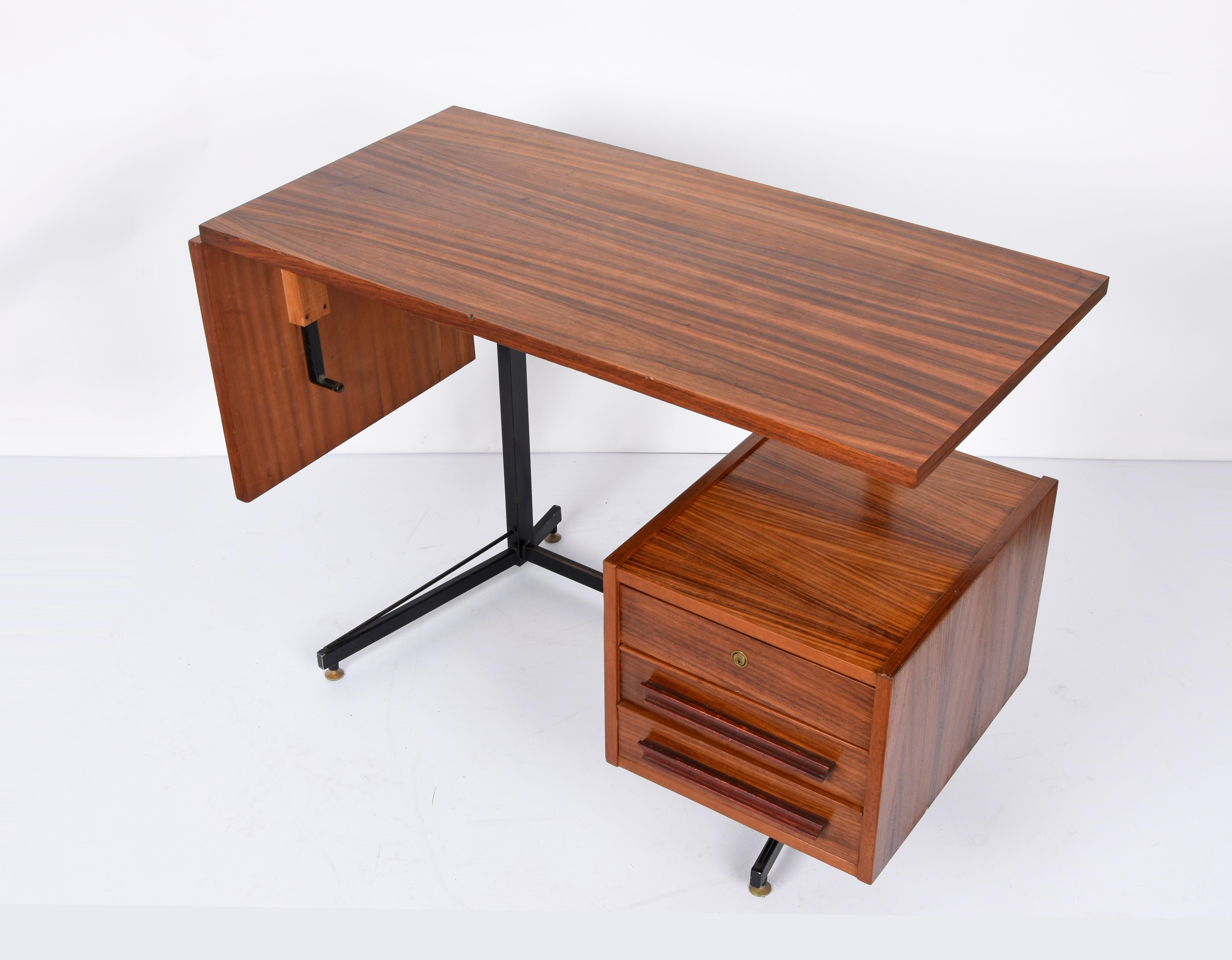 Bureau pliant italien du milieu du siècle dernier en bois, métal noir et laiton avec tiroirs, années 1960 Bon état - En vente à Roma, IT