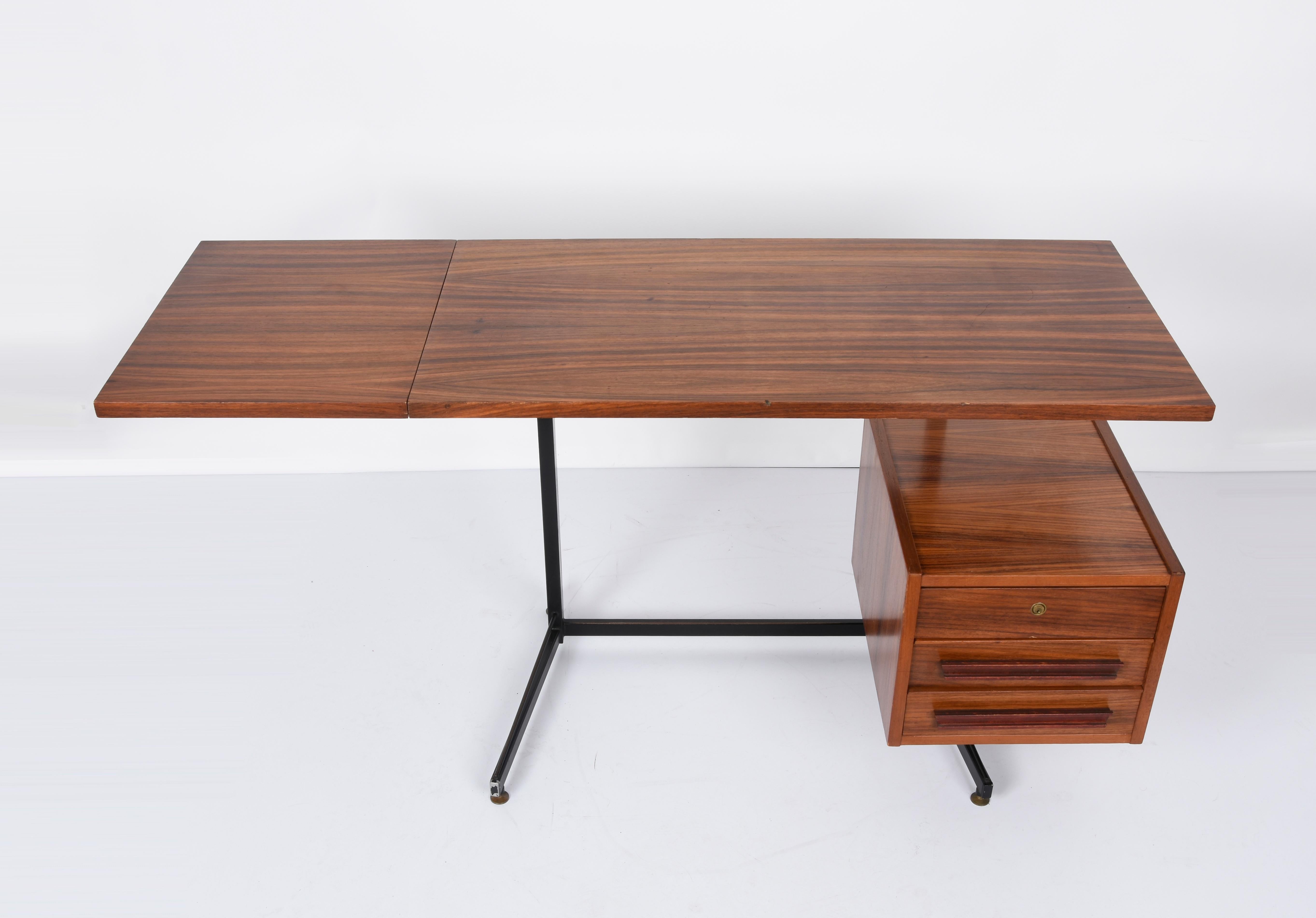 Italienischer klappbarer Schreibtisch mit Schubladen aus Holz, schwarzem Metall und Messing aus der Jahrhundertmitte, 1960er Jahre im Angebot 1