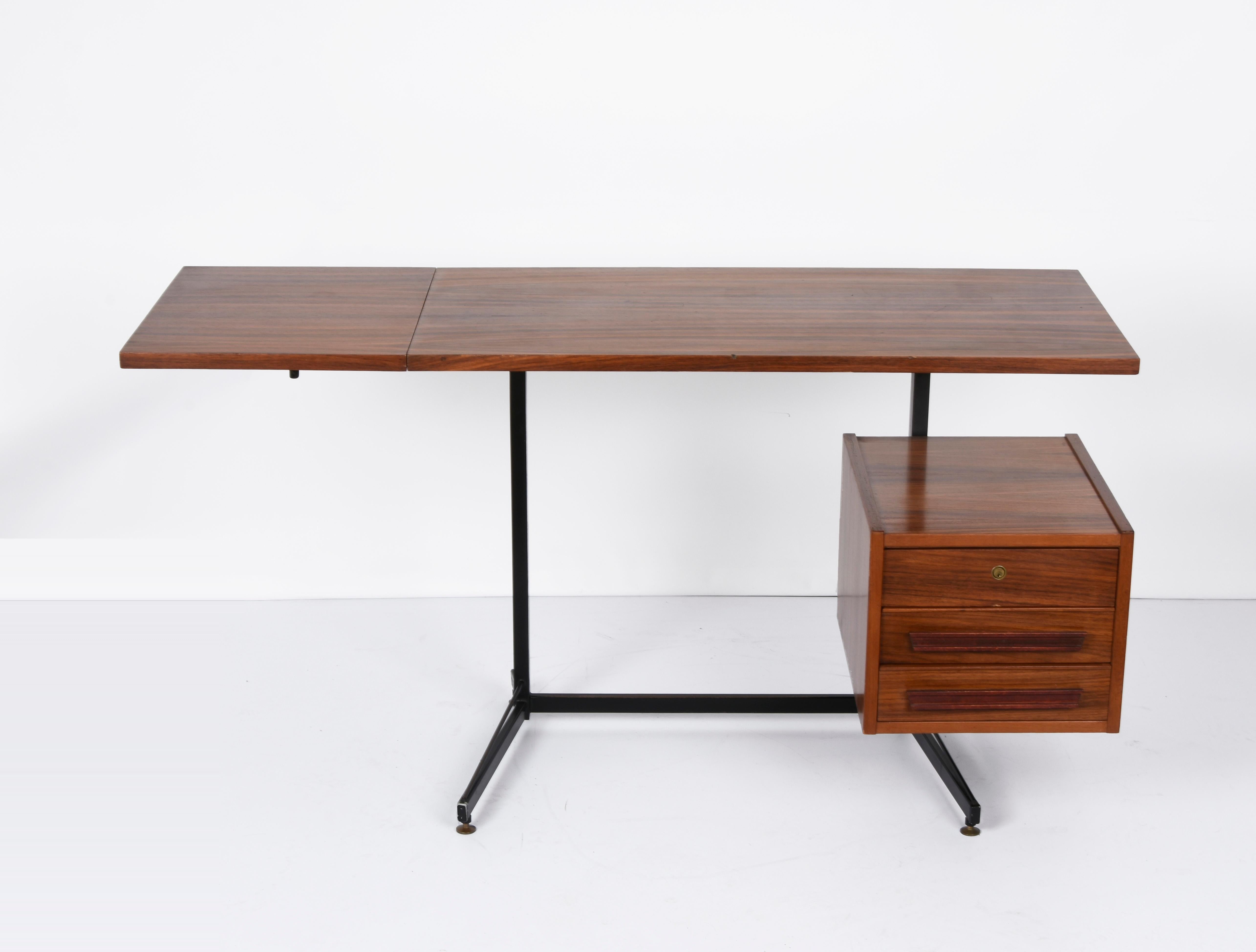 Italienischer klappbarer Schreibtisch mit Schubladen aus Holz, schwarzem Metall und Messing aus der Jahrhundertmitte, 1960er Jahre im Angebot 3