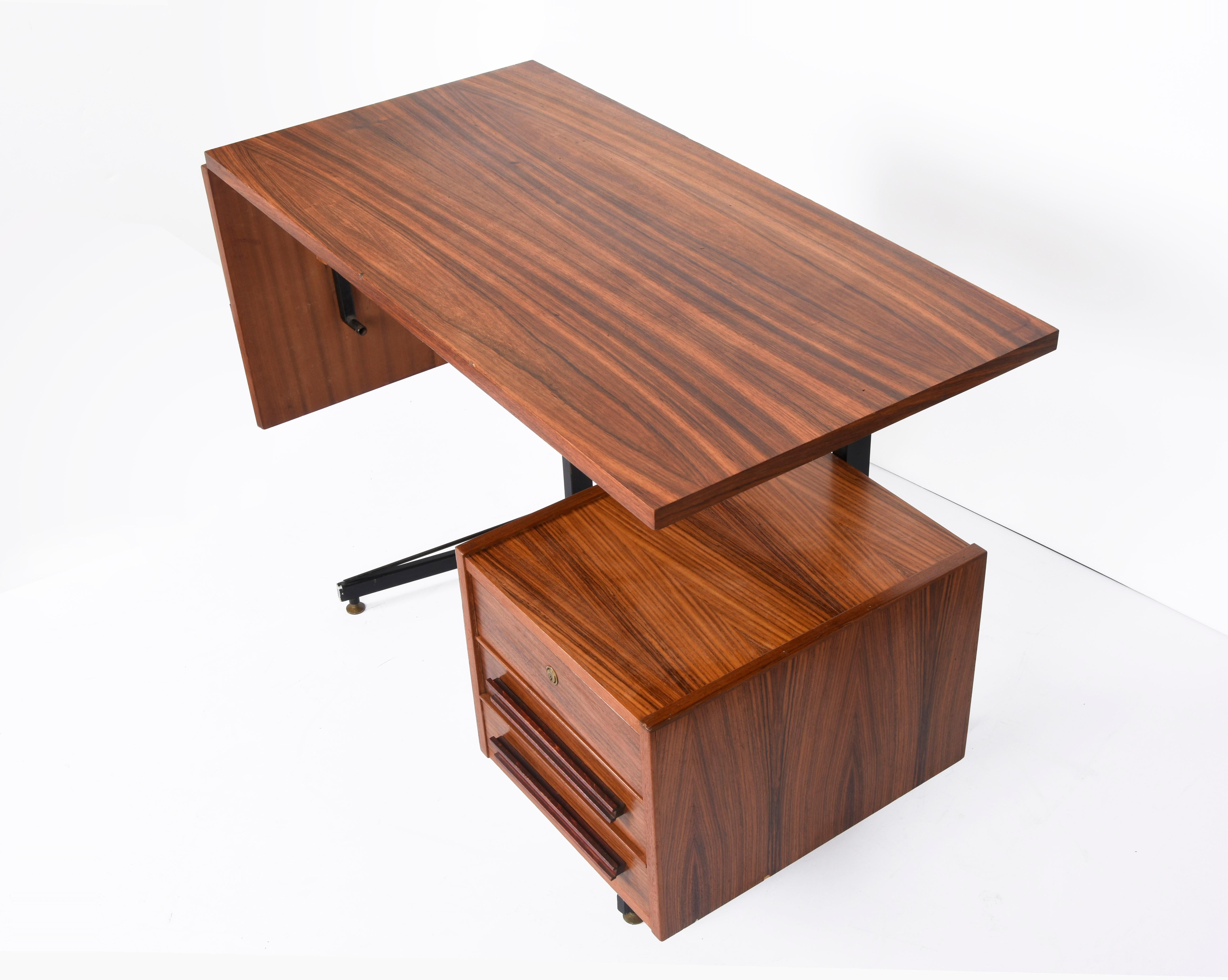 Italienischer klappbarer Schreibtisch mit Schubladen aus Holz, schwarzem Metall und Messing aus der Jahrhundertmitte, 1960er Jahre im Angebot 4