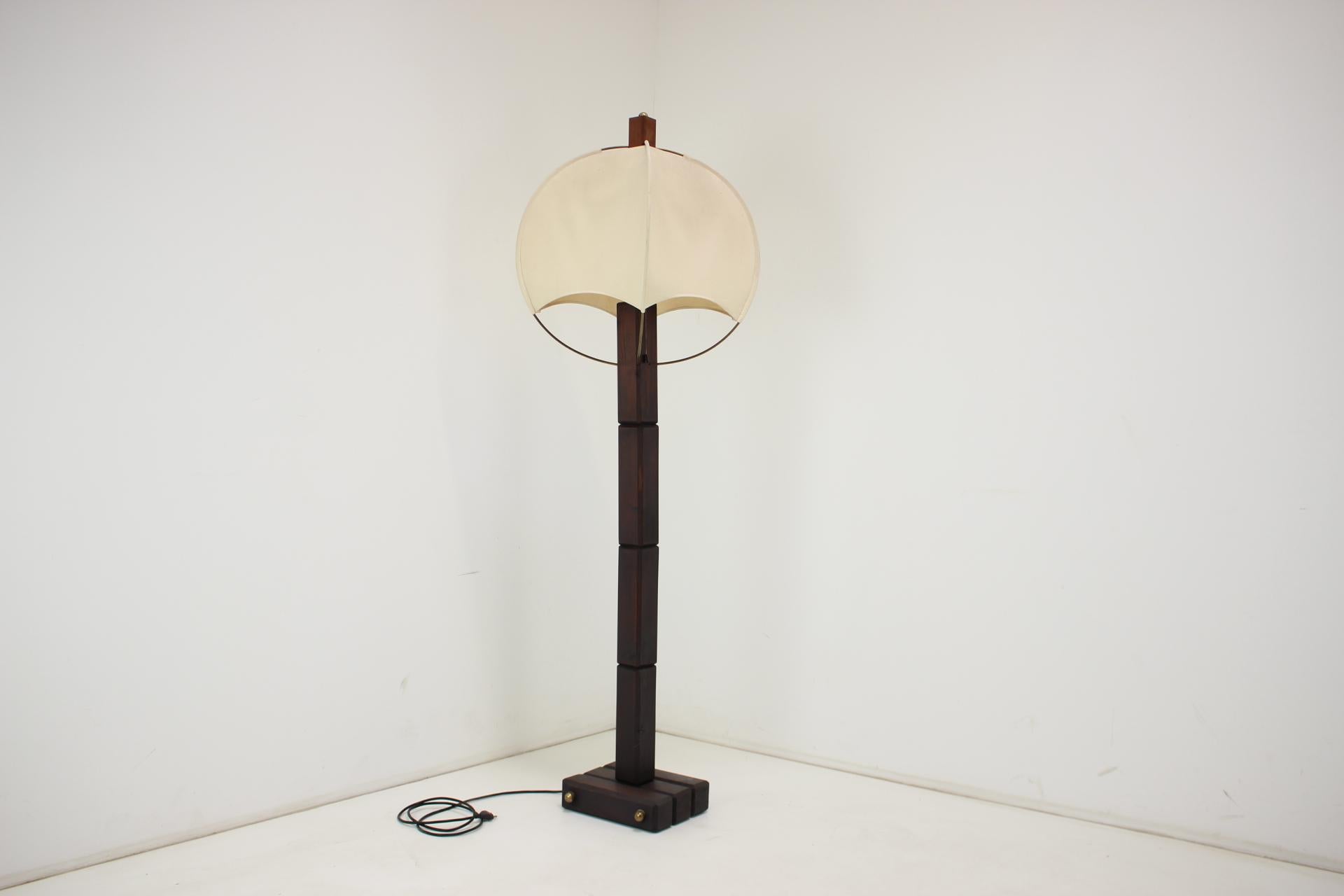 The floor lamp has some l stains on the fabric.
Made in Hungary in the 1970s.
Good original condition, with signs of use
Bulbs 1x40W, E25-E27
American plug adapter included