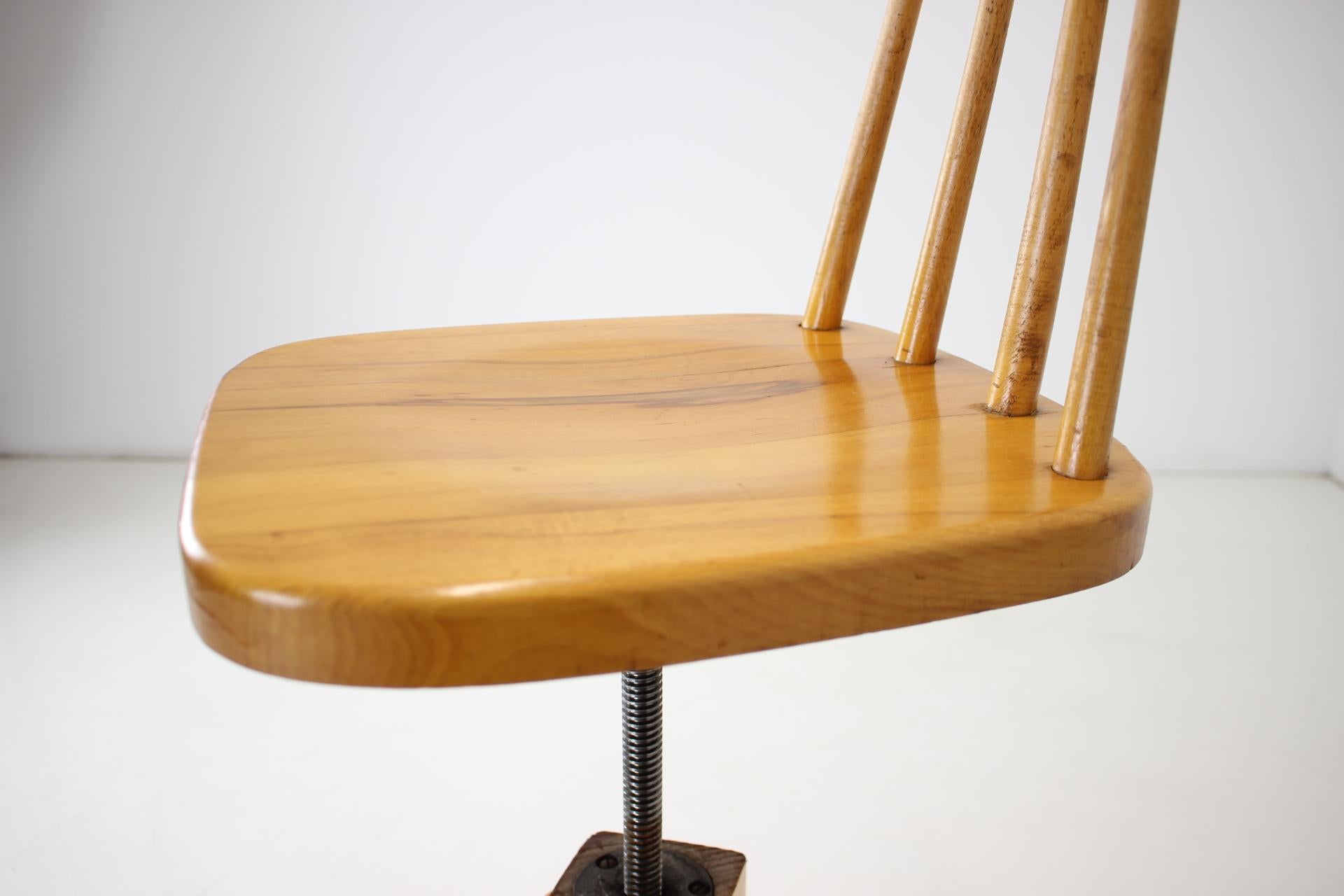 Revolving Chair aus Holz aus der Mitte des Jahrhunderts, Tschechoslowakei, 1970er Jahre im Angebot 8