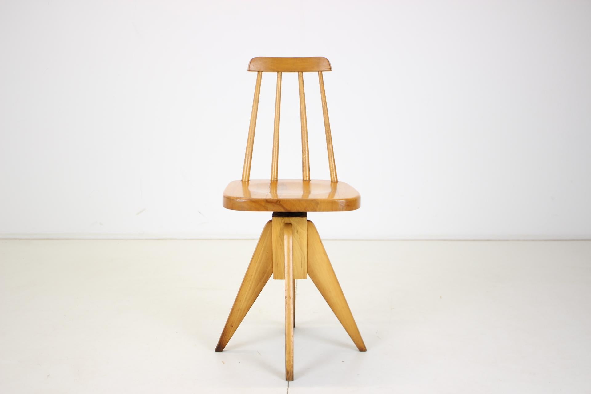 - In original condition
- Fully functional
- Measures: Adjustable seat height 63cm-44cm.