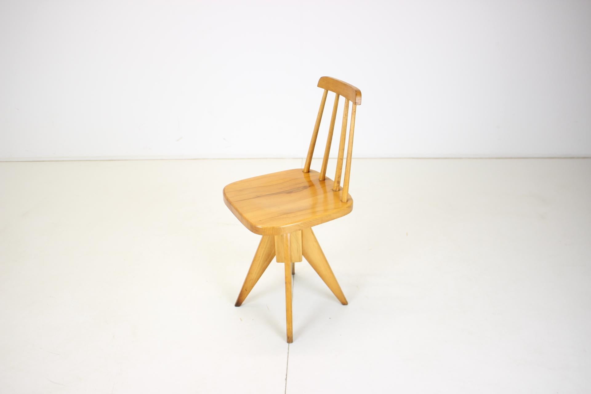 Revolving Chair aus Holz aus der Mitte des Jahrhunderts, Tschechoslowakei, 1970er Jahre im Angebot 1