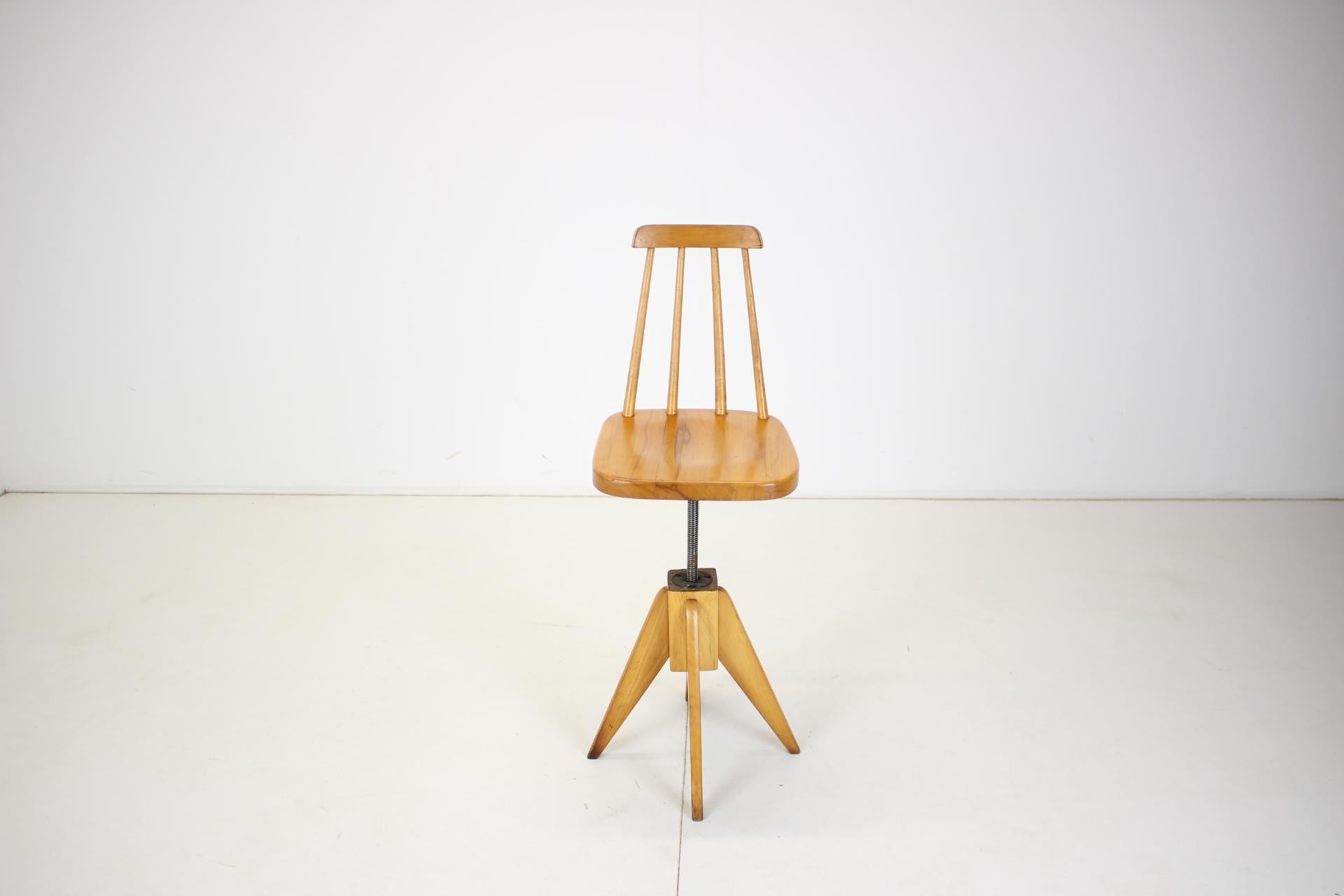 Revolving Chair aus Holz aus der Mitte des Jahrhunderts, Tschechoslowakei, 1970er Jahre im Angebot 2