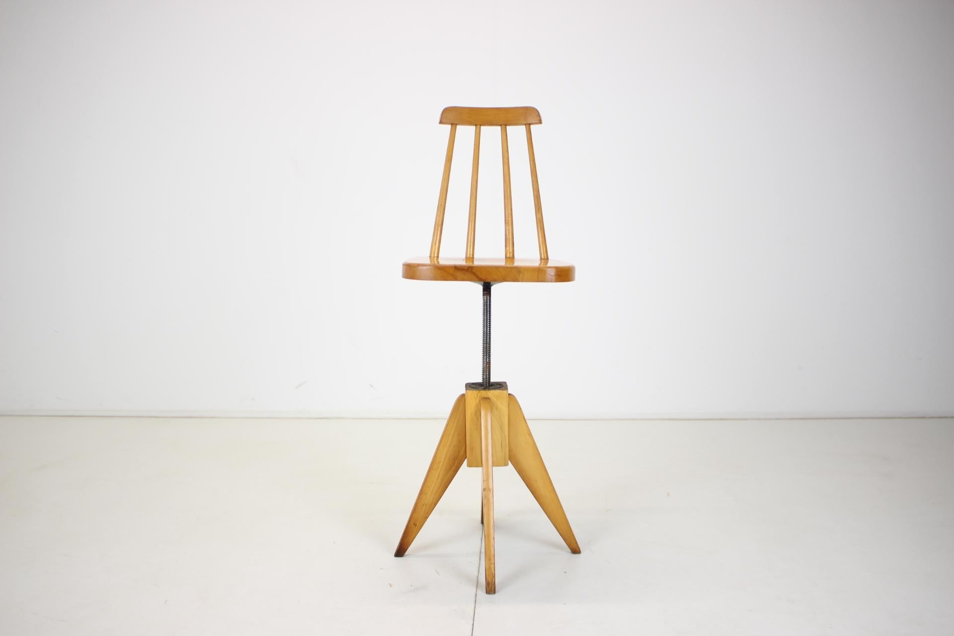 Revolving Chair aus Holz aus der Mitte des Jahrhunderts, Tschechoslowakei, 1970er Jahre im Angebot 3