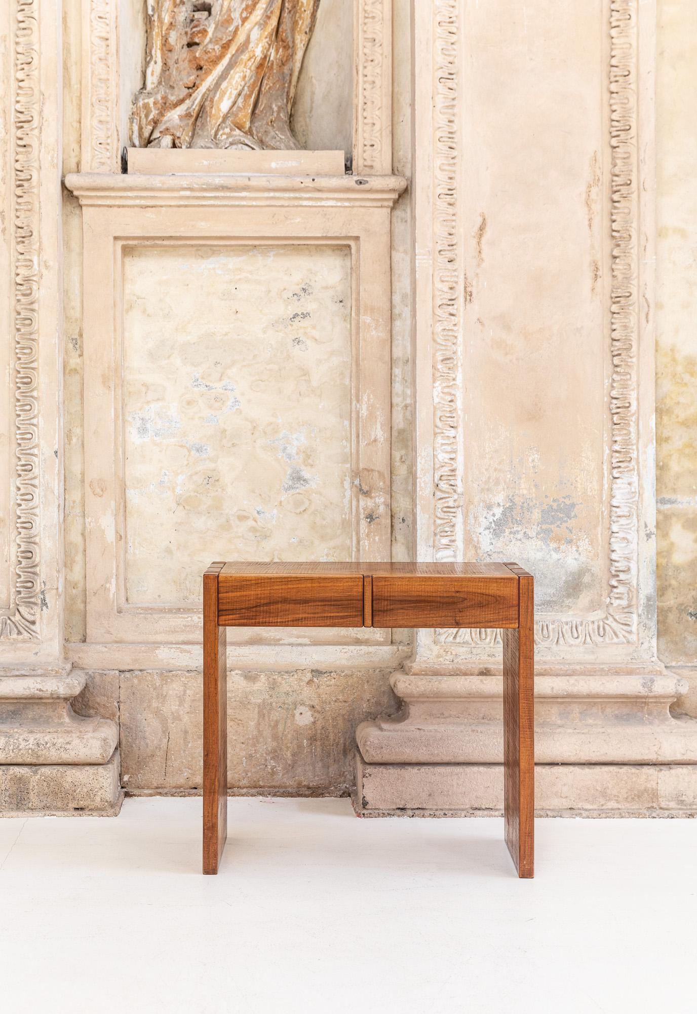 Elegant midcentury wood writing desk designed by Giuseppe Rivadossi, Italy 1970.
Two drawers.
The table can be used as a consolle table.
Typical work without nails.