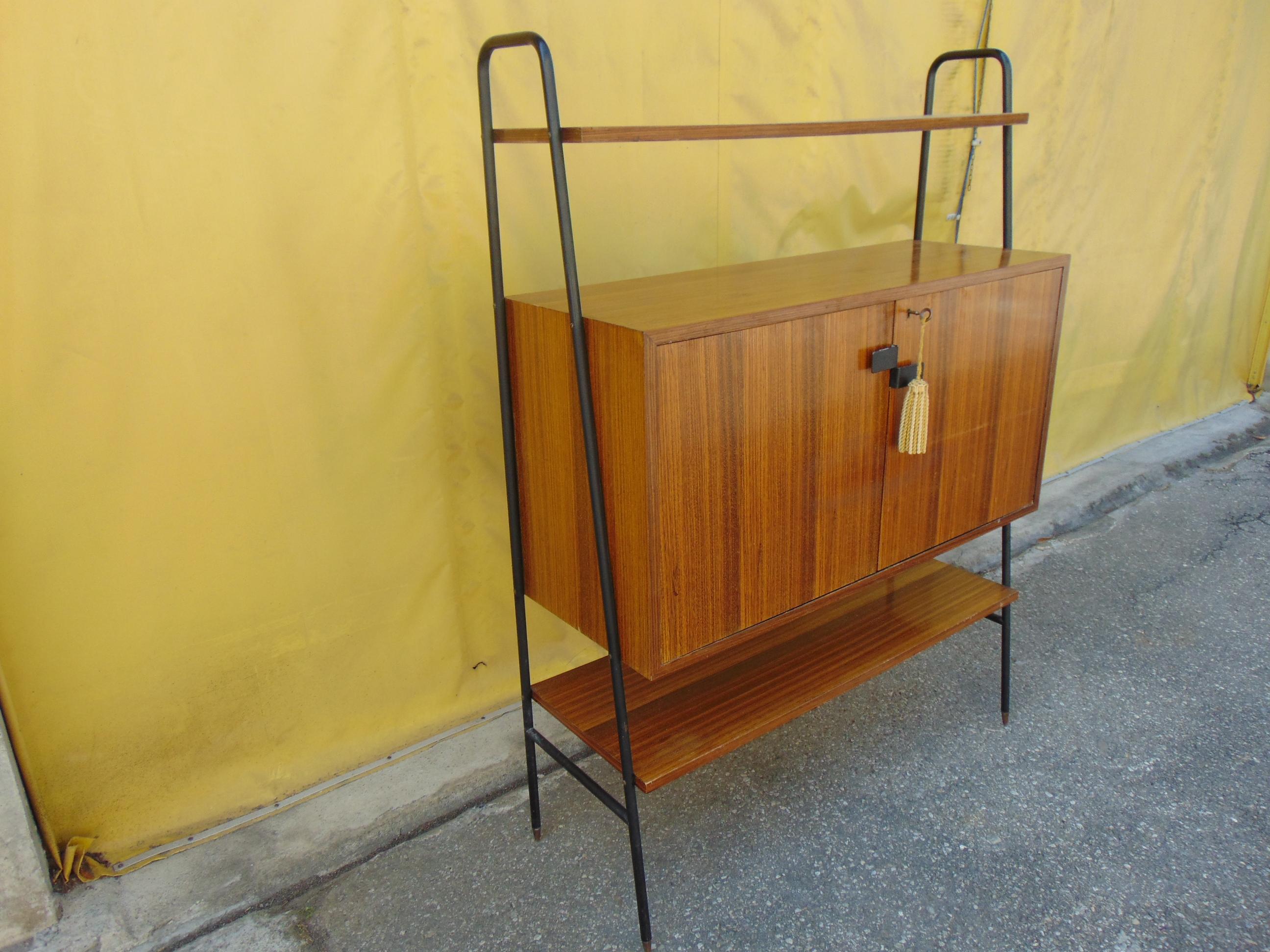 Midcentury wooden and black metal Italian wall unit, 1950s
Italian manufacture wall unit produced in the 1950s.
Good general condition.
Size :length 120 depth 43 height 160.


