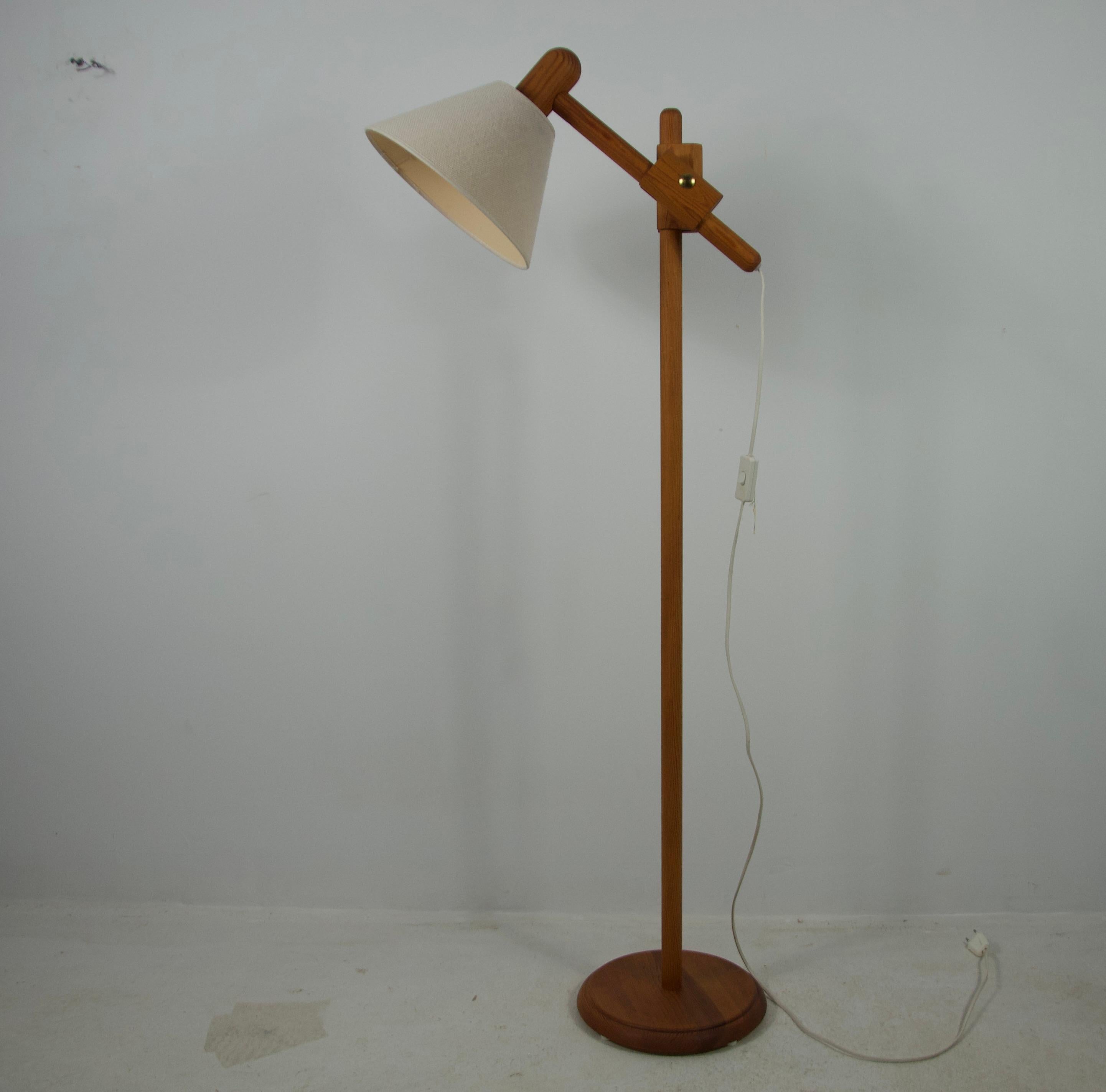 Ce lampadaire en bois du milieu du siècle de Domus, fabriqué dans les années 1960, incarne l'élégance chaleureuse et fonctionnelle caractéristique de l'époque. La lampe présente un cadre en bois massif aux lignes épurées et géométriques, mettant en