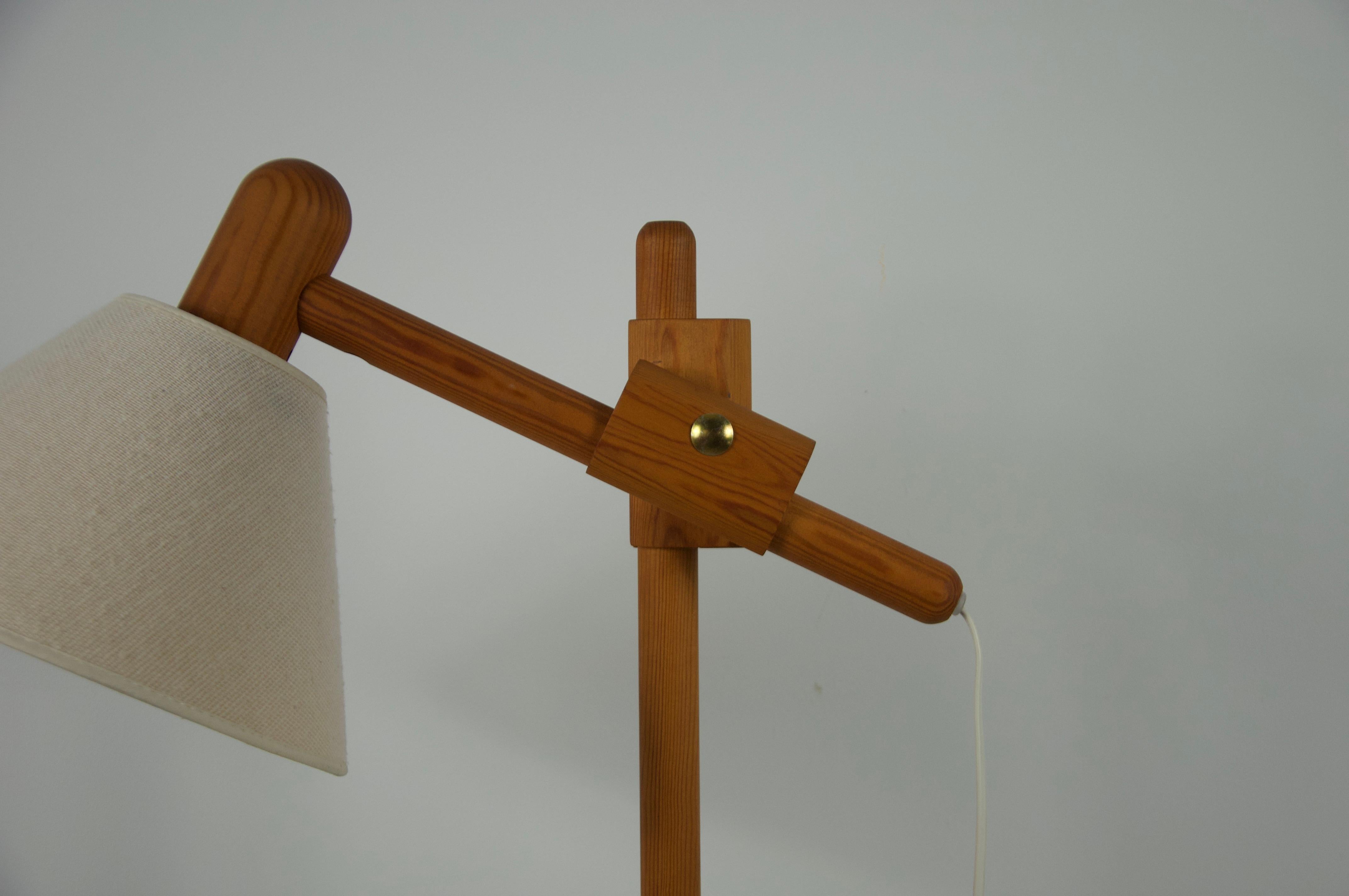 Lampadaire en bois du milieu du siècle par Domus, années 1960 Bon état - En vente à Hagenbach, DE