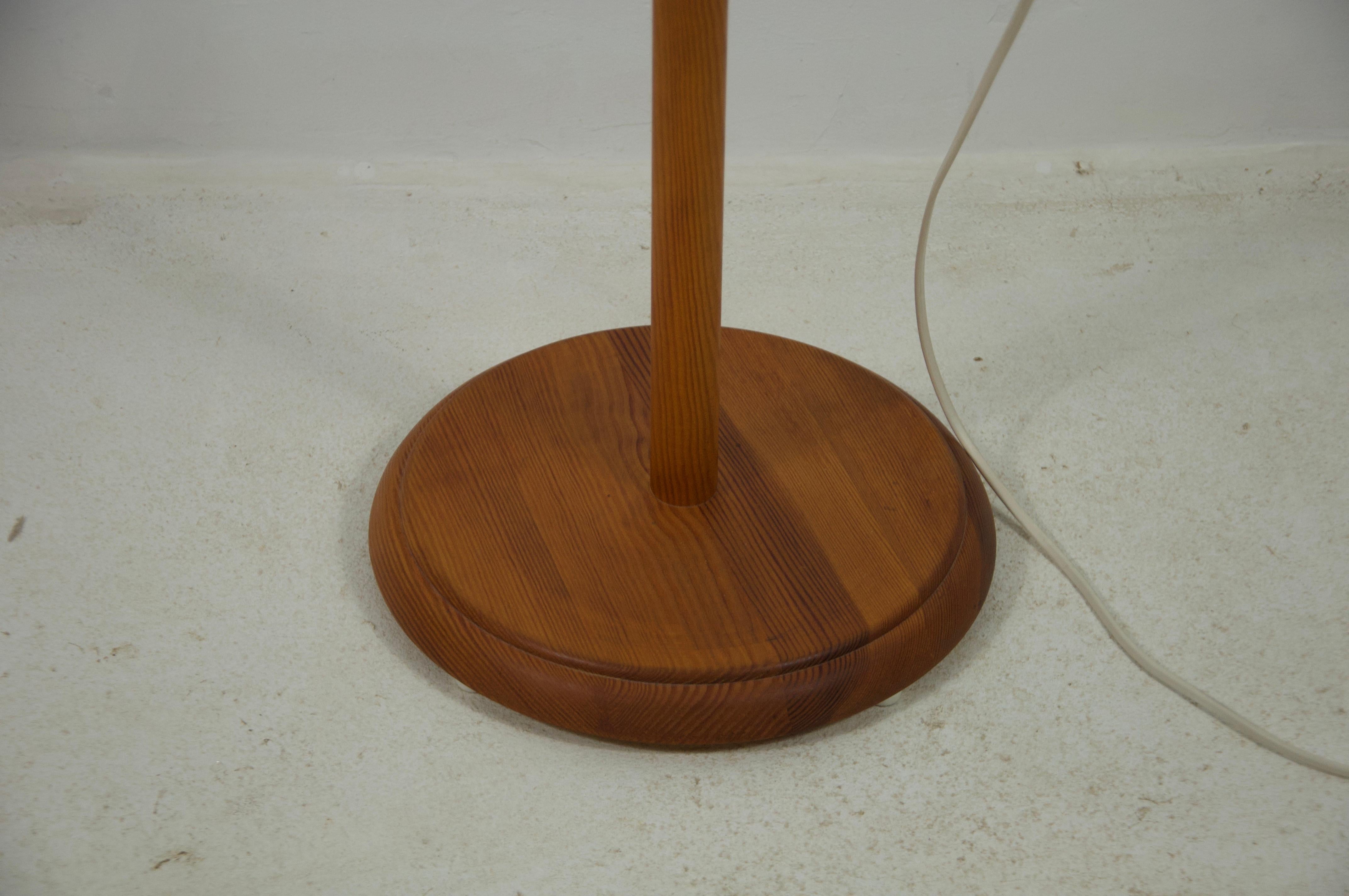 Milieu du XXe siècle Lampadaire en bois du milieu du siècle par Domus, années 1960 en vente