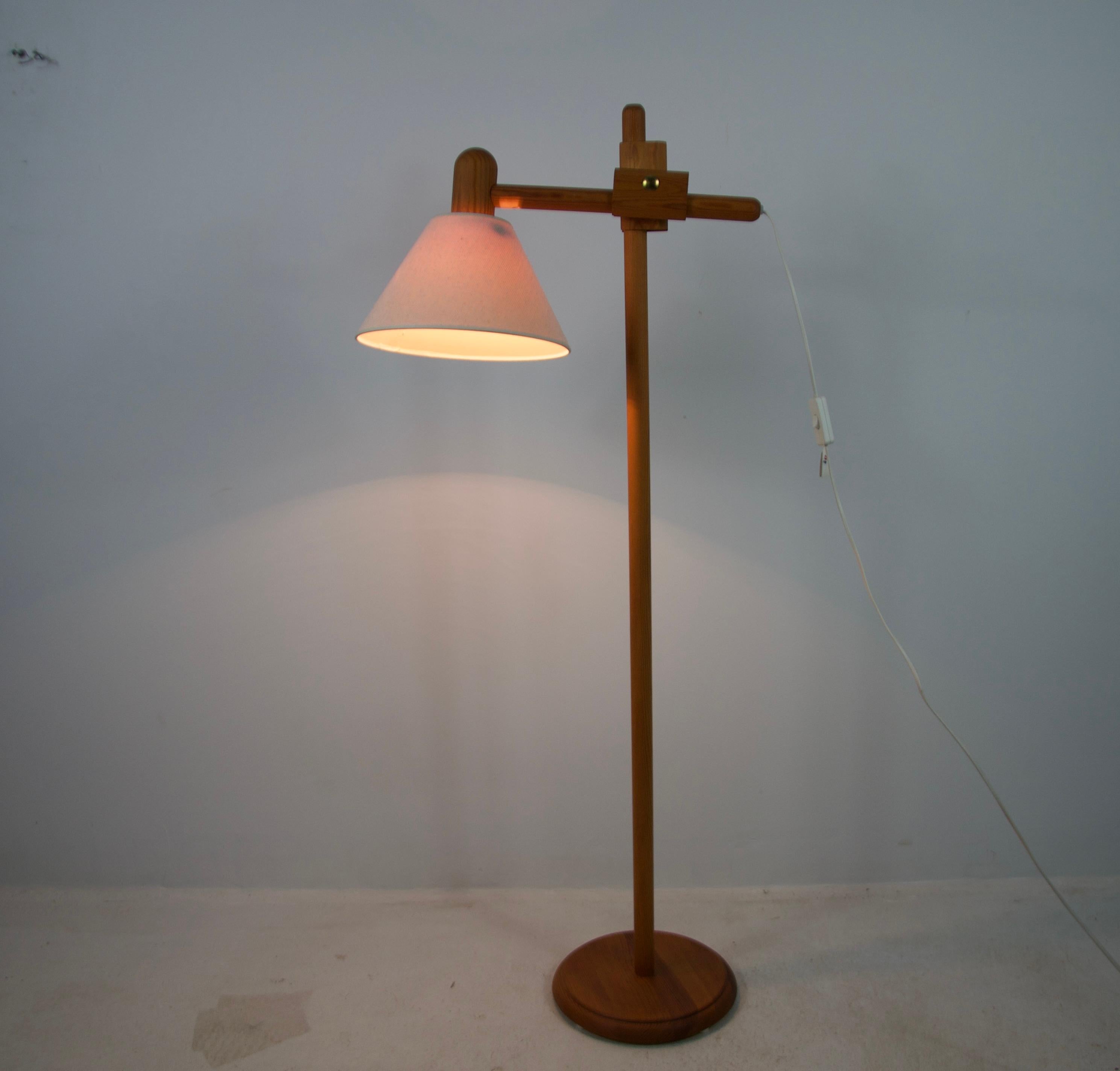 Textile Lampadaire en bois du milieu du siècle par Domus, années 1960 en vente