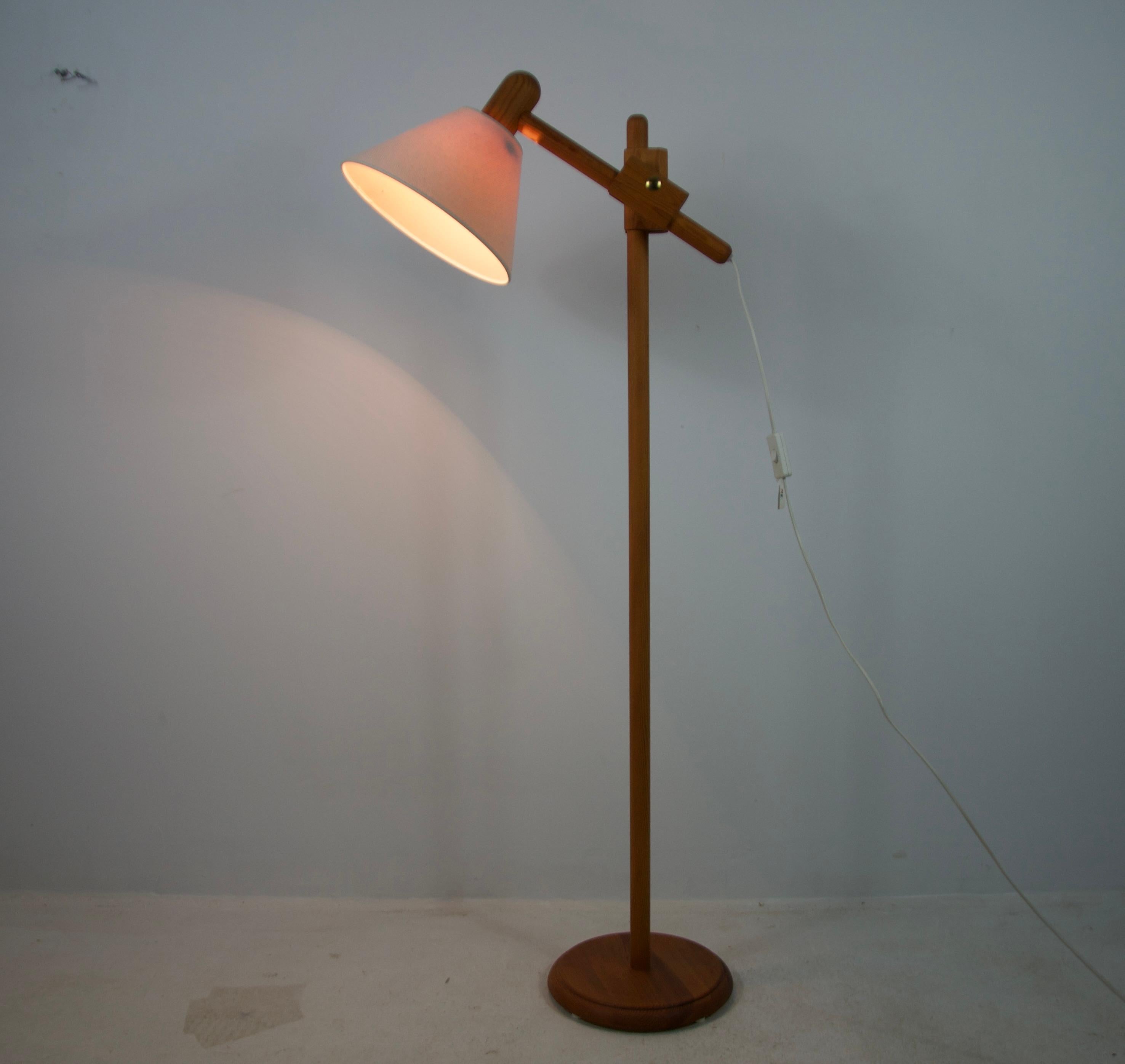 Lampadaire en bois du milieu du siècle par Domus, années 1960 en vente 1