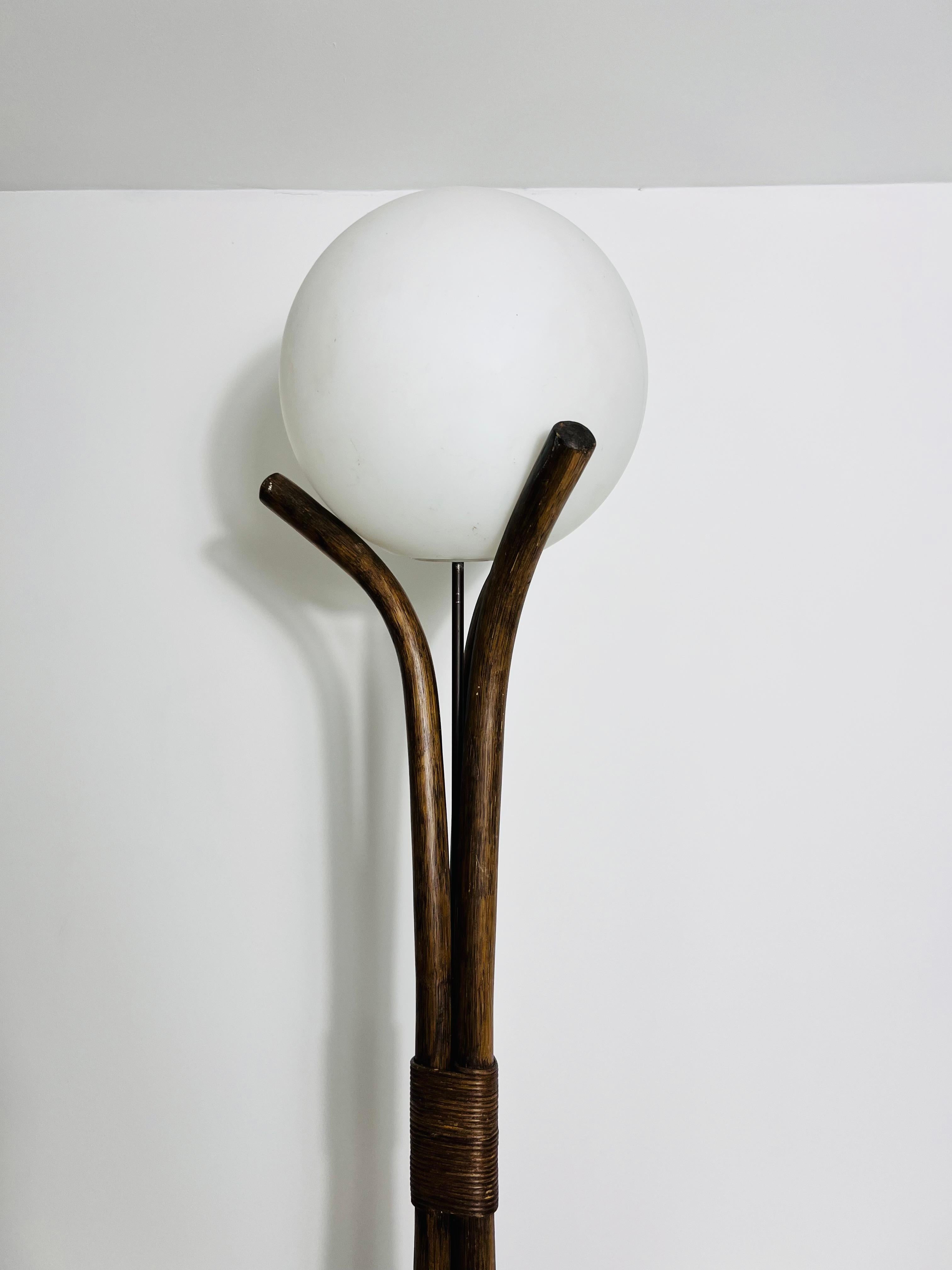 Mid-Century Modern Lampadaire en bois du milieu du siècle dans le style de The, vers 1970 en vente