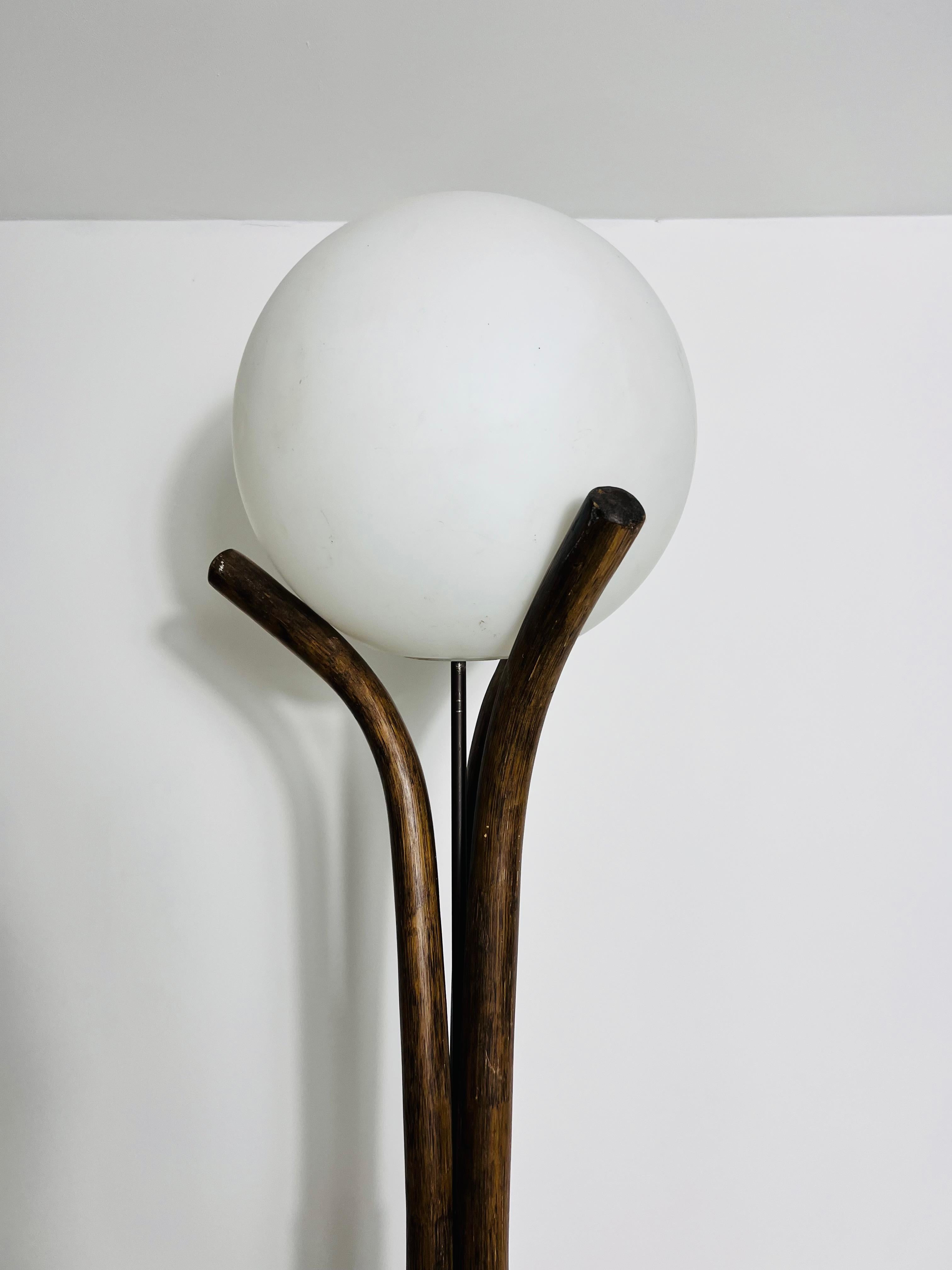 Suisse Lampadaire en bois du milieu du siècle dans le style de The, vers 1970 en vente
