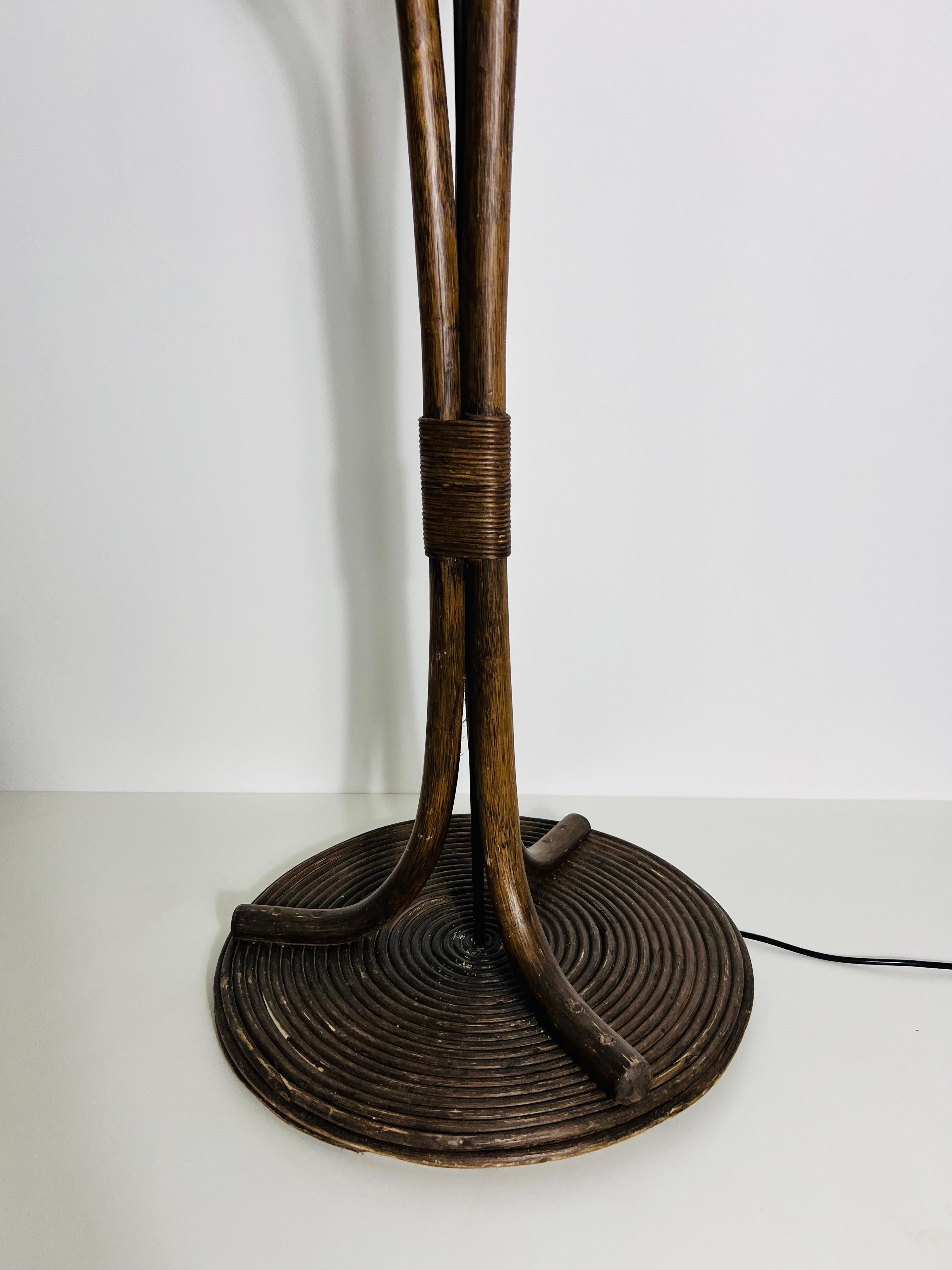 Lampadaire en bois du milieu du siècle dans le style de The, vers 1970 Bon état - En vente à Hagenbach, DE