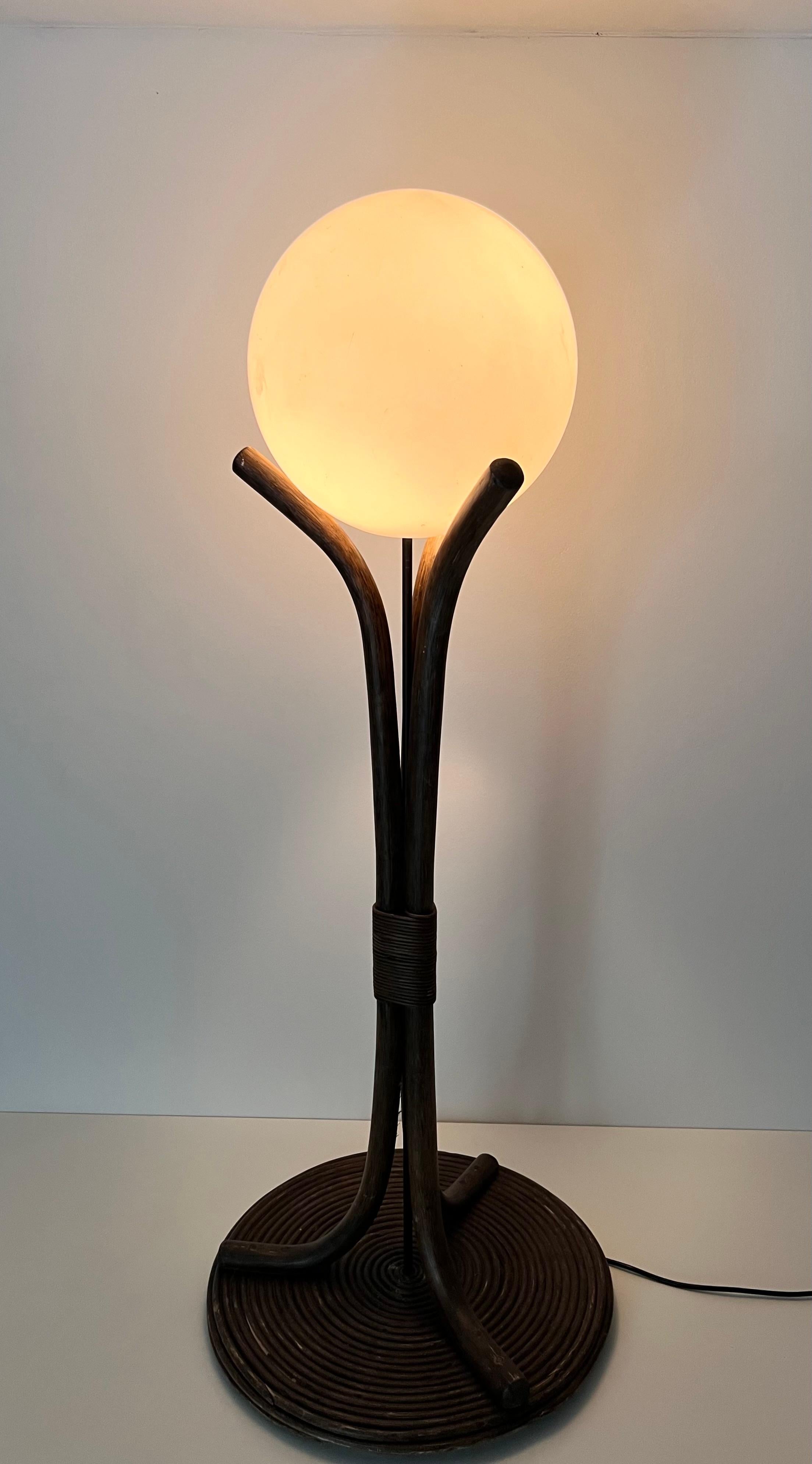 Fin du 20e siècle Lampadaire en bois du milieu du siècle dans le style de The, vers 1970 en vente