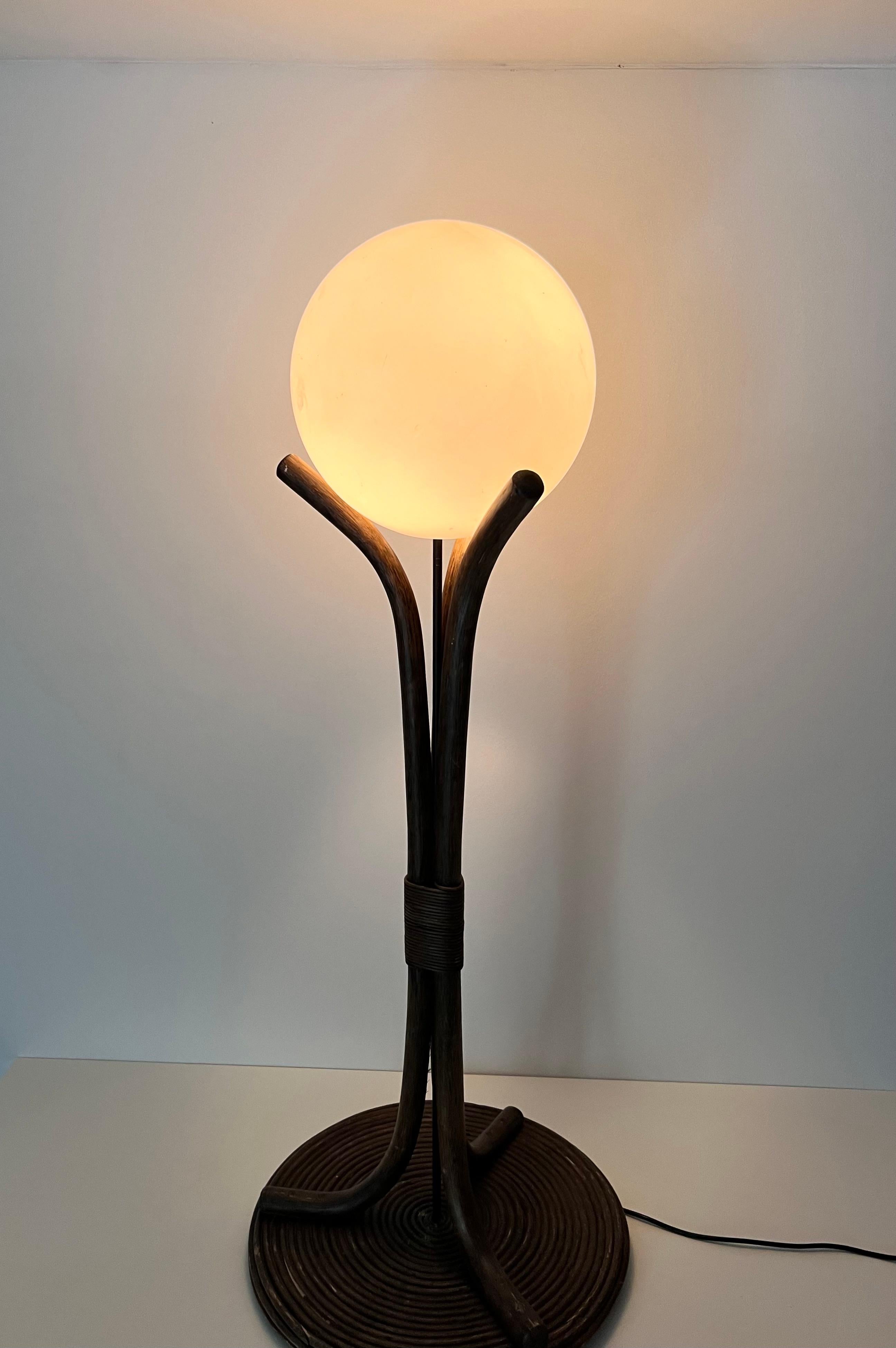 Rotin Lampadaire en bois du milieu du siècle dans le style de The, vers 1970 en vente