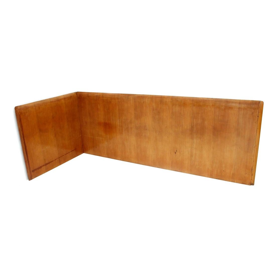 Bed headboard and side edge of Italian manufacture produced in the 1950s.
Veneered wood structure, tapered side and top edges.
Good general condition, some signs, stains and lack of veneer due to normal use over time.

Dimensions: Length 204 cm,