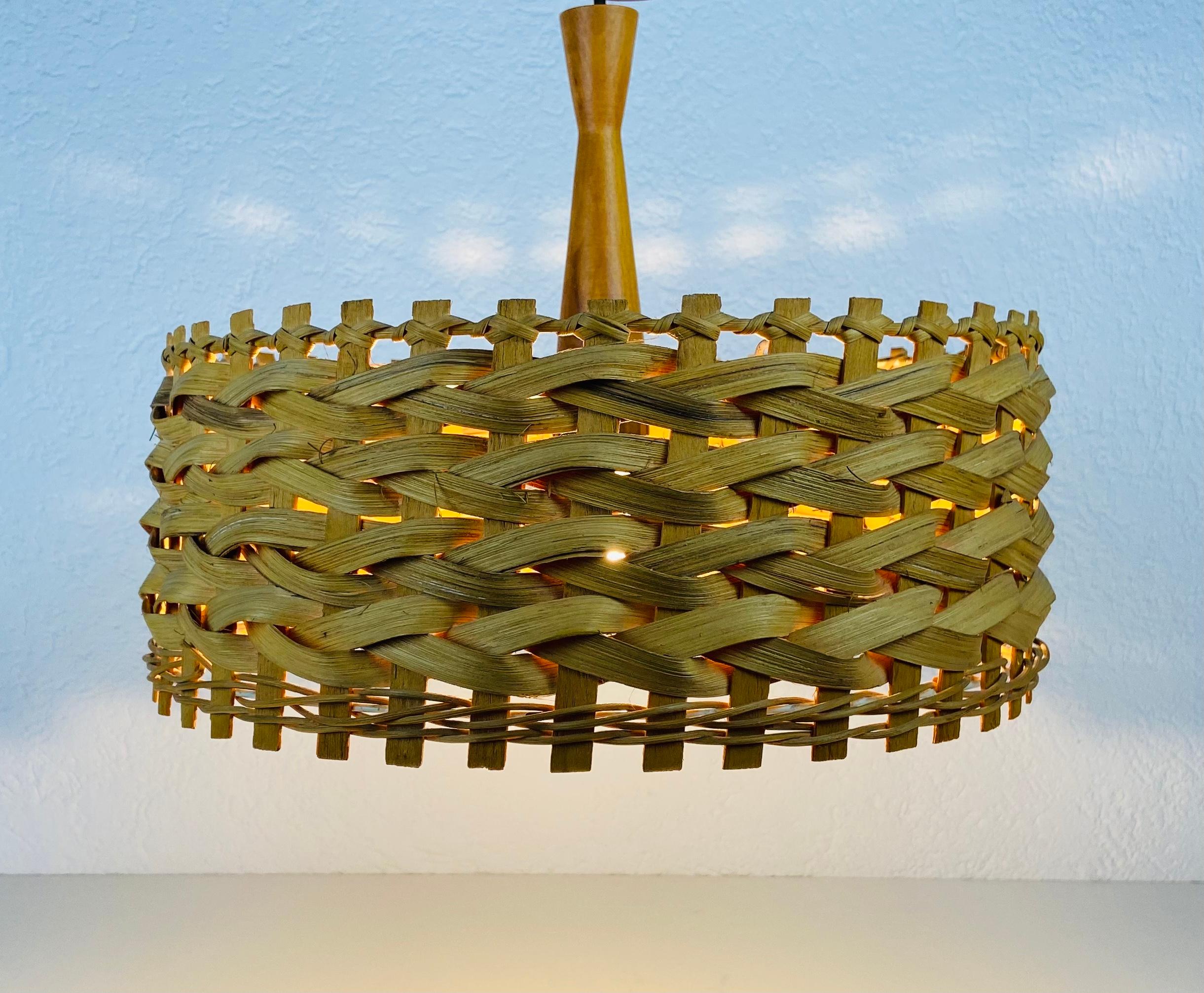 Lampe suspendue en bois fabriquée dans les années 1960. Le corps de la lampe est en bois. La lampe présente un magnifique design scandinave.

Dimensions de l'abat-jour :
Hauteur 44 cm
Diamètre 42 cm

Hauteur totale
46 cm

La lampe nécessite