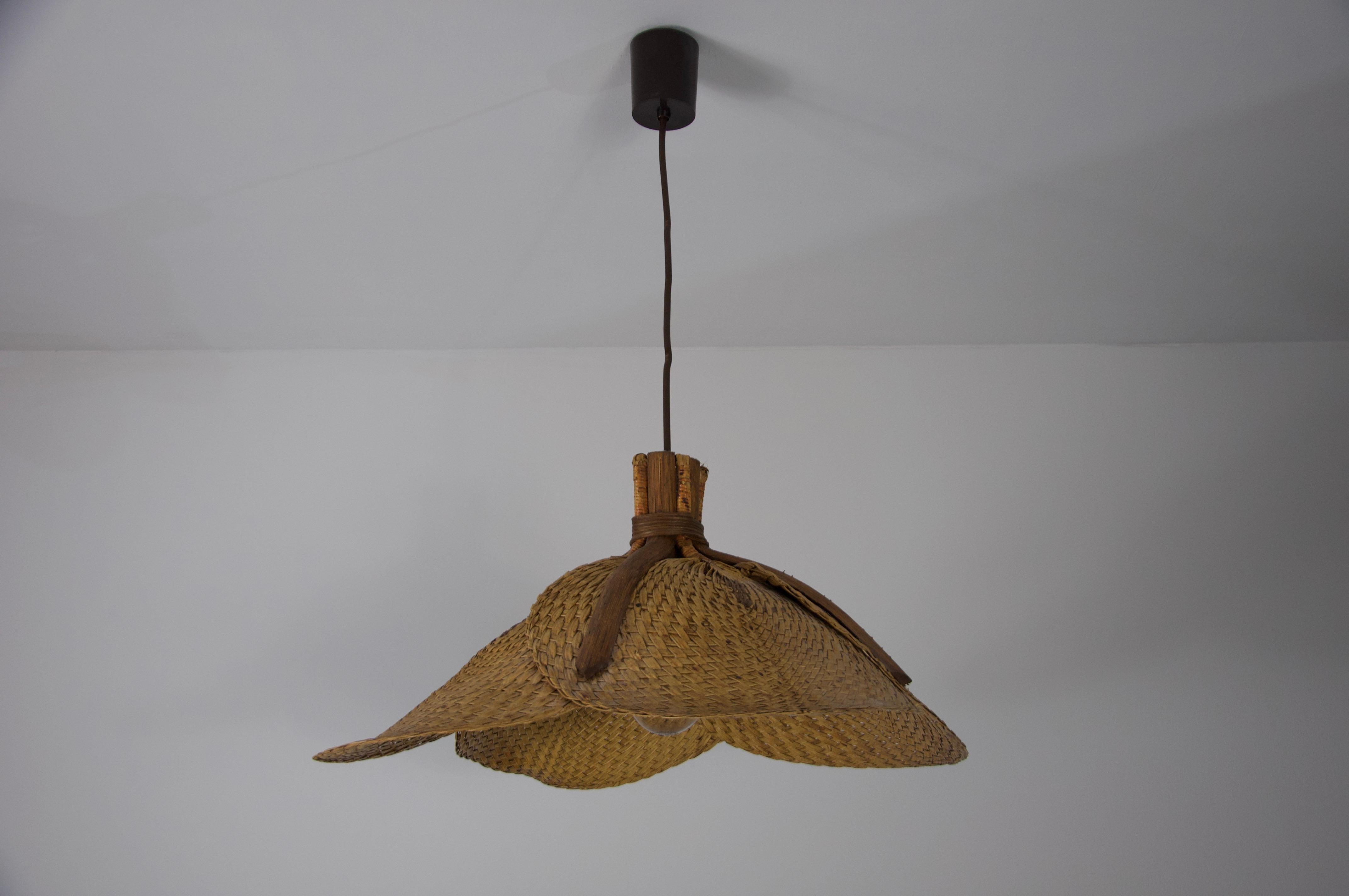 This vintage pendant lamp from 1960s Italy is a beautiful example of natural craftsmanship and timeless elegance. Made entirely of bamboo, the lamp features a gracefully curved half-sphere shape, combining organic materials with a sleek, minimalist