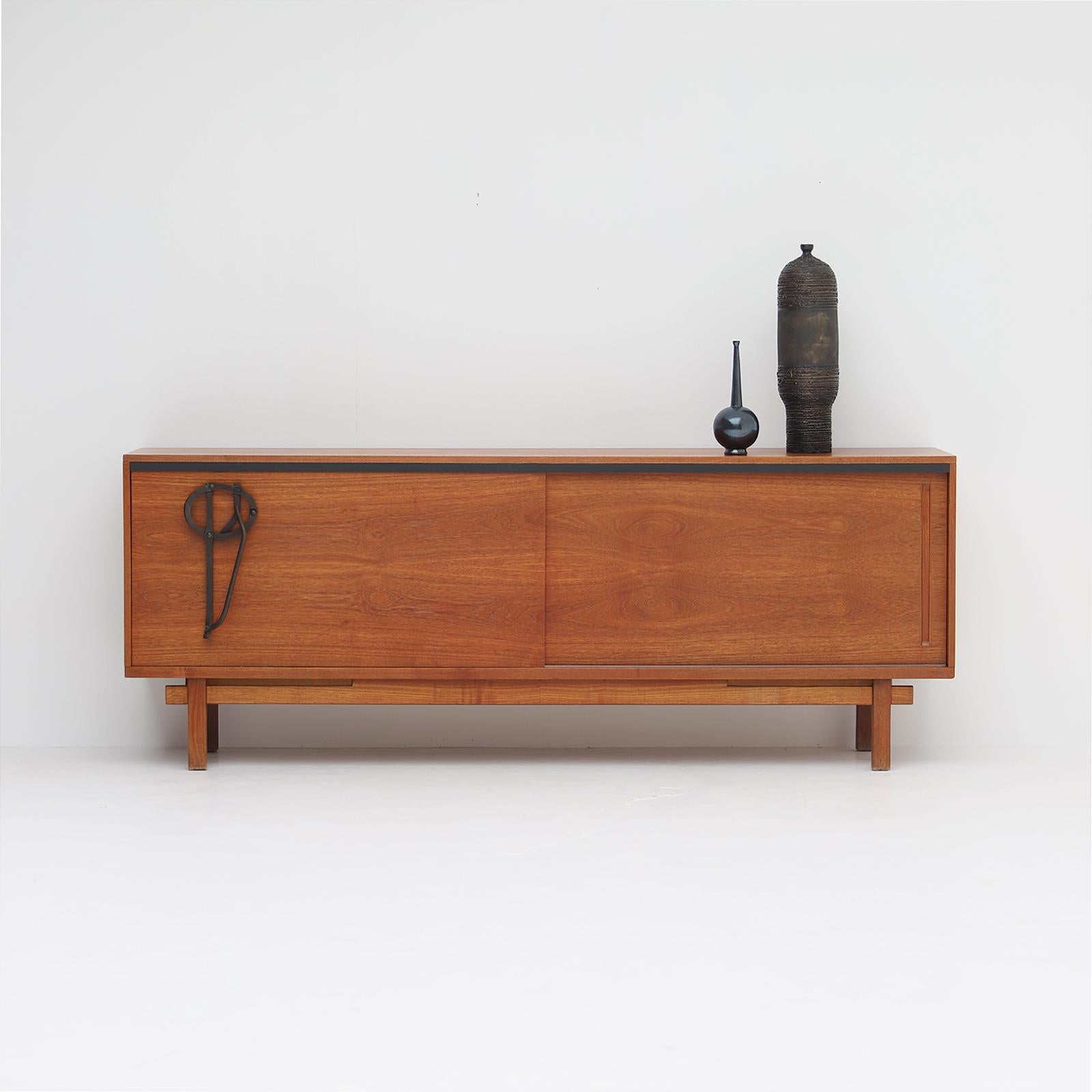 This sideboard is as unique as its background. A collaboration between two Belgian artists, each exceptional in their own field. Jean Batenburg and Emiel Souply were both living and working in the Brussels area. Jean Batenburg was a figurative