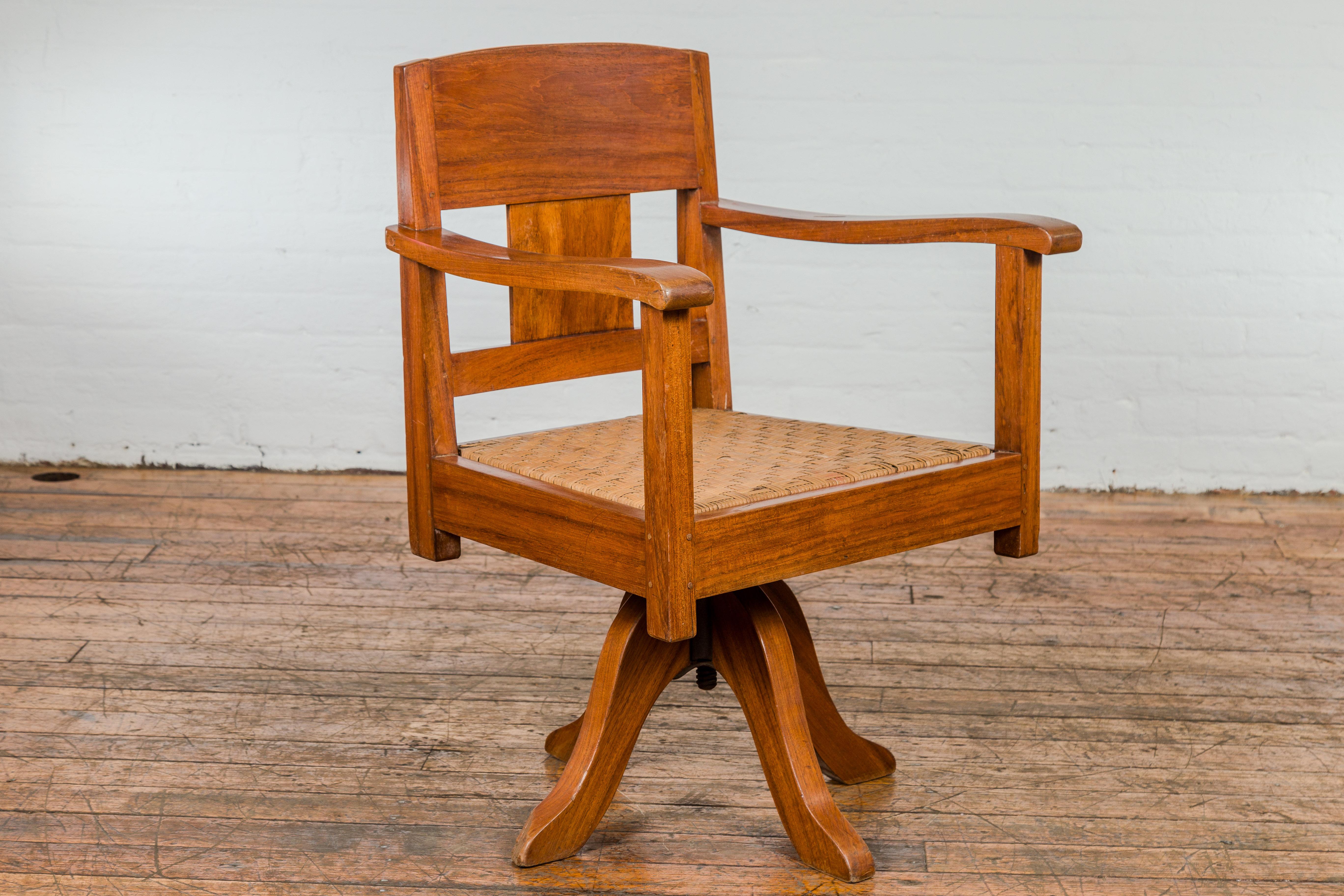 Chaise pivotante en bois du milieu du siècle avec assise en rotin tressé et base quadripode en vente 3
