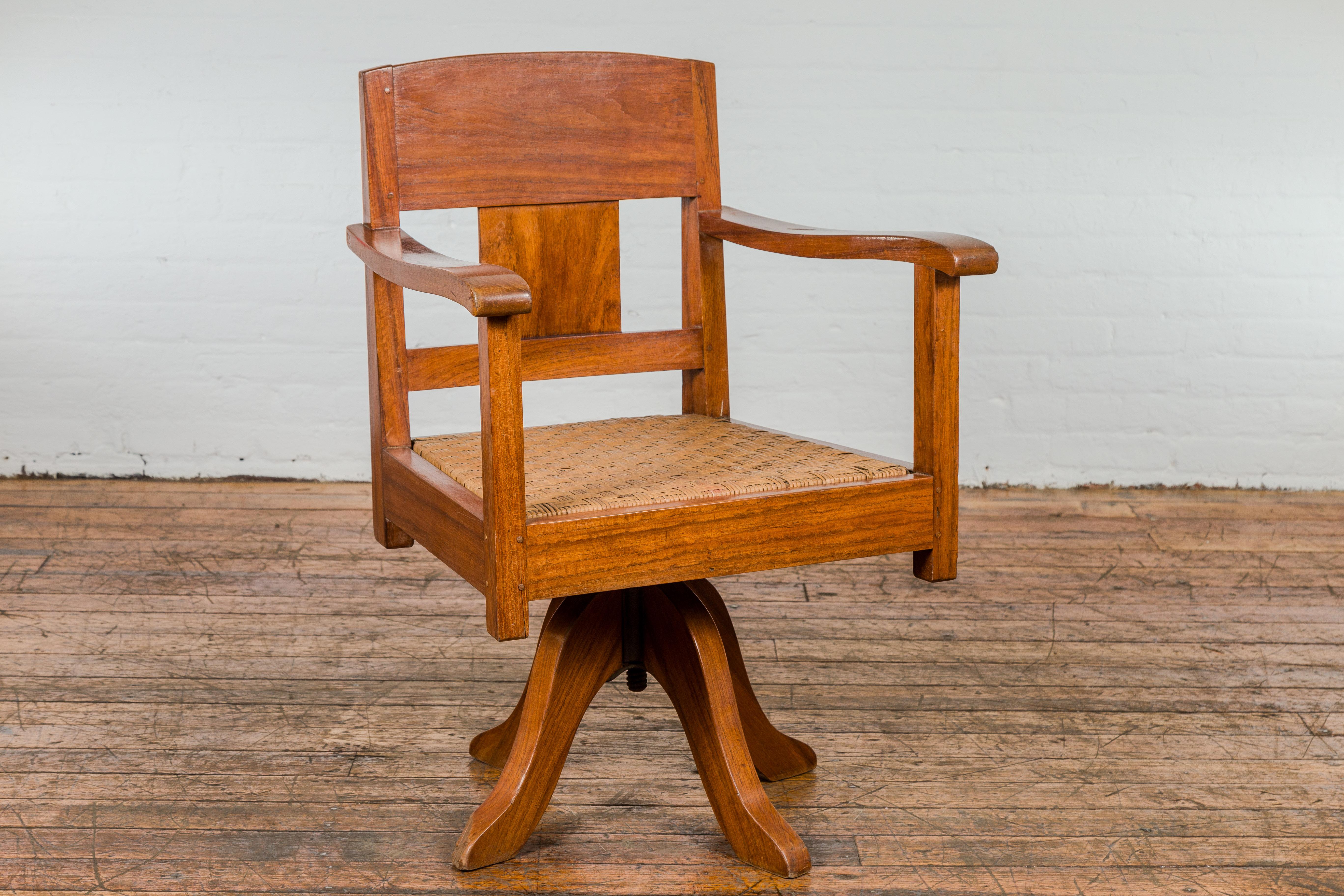 Drehstuhl aus Holz aus der Mitte des Jahrhunderts mit Sitz aus geflochtenem Rattan und Quadripod-Sockel im Angebot 5