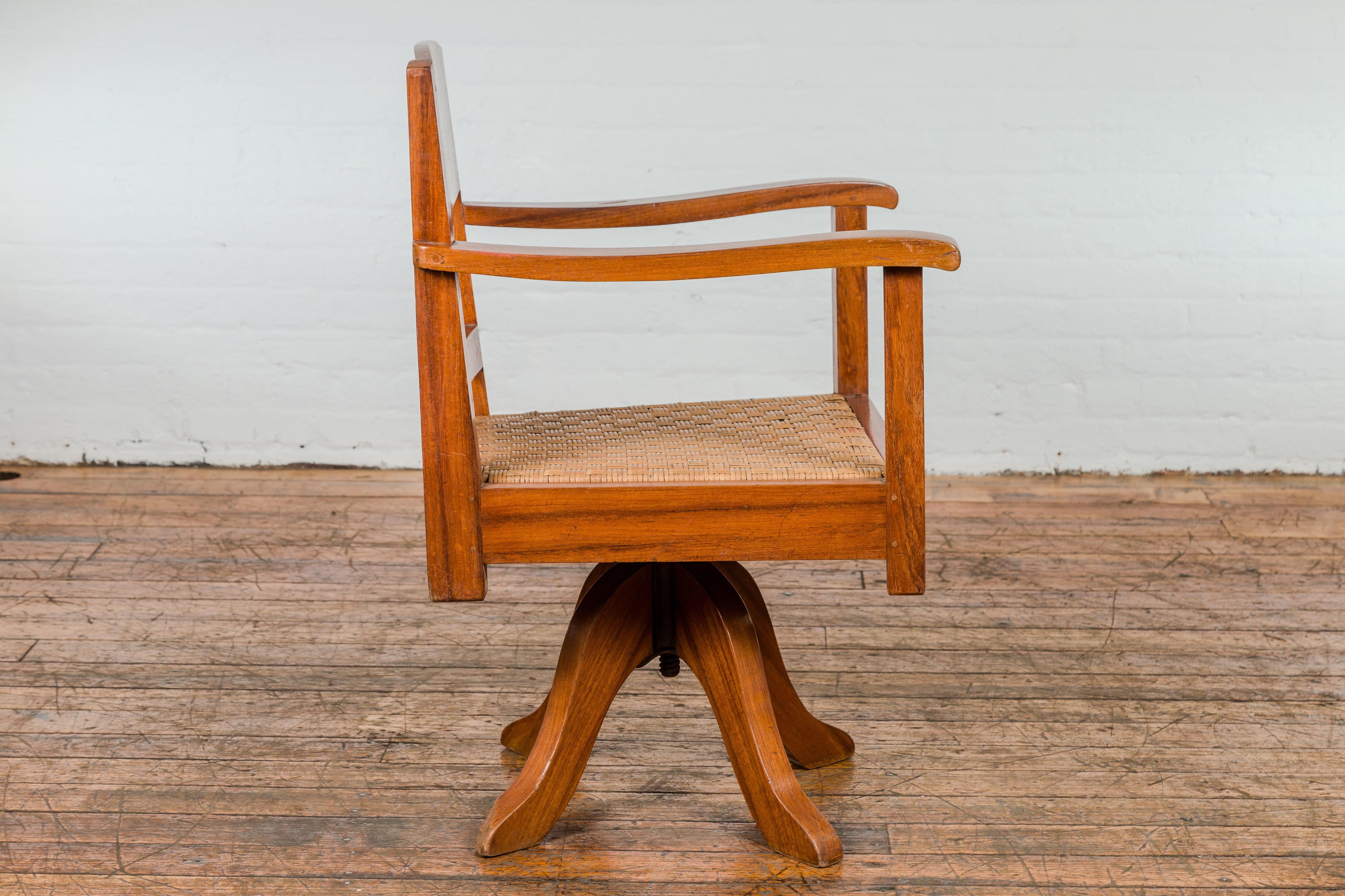 Chaise pivotante en bois du milieu du siècle avec assise en rotin tressé et base quadripode en vente 5