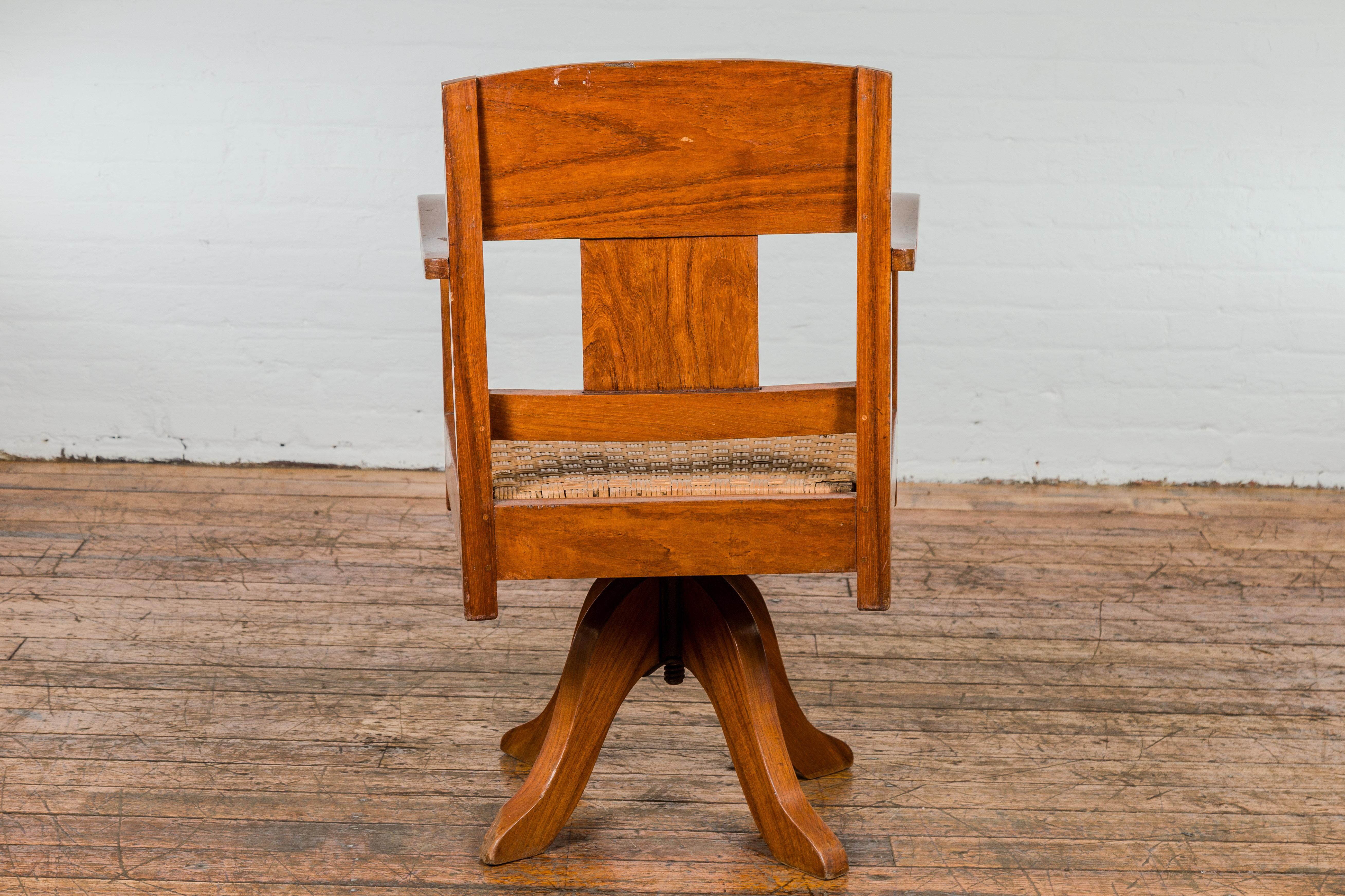 Drehstuhl aus Holz aus der Mitte des Jahrhunderts mit Sitz aus geflochtenem Rattan und Quadripod-Sockel im Angebot 7