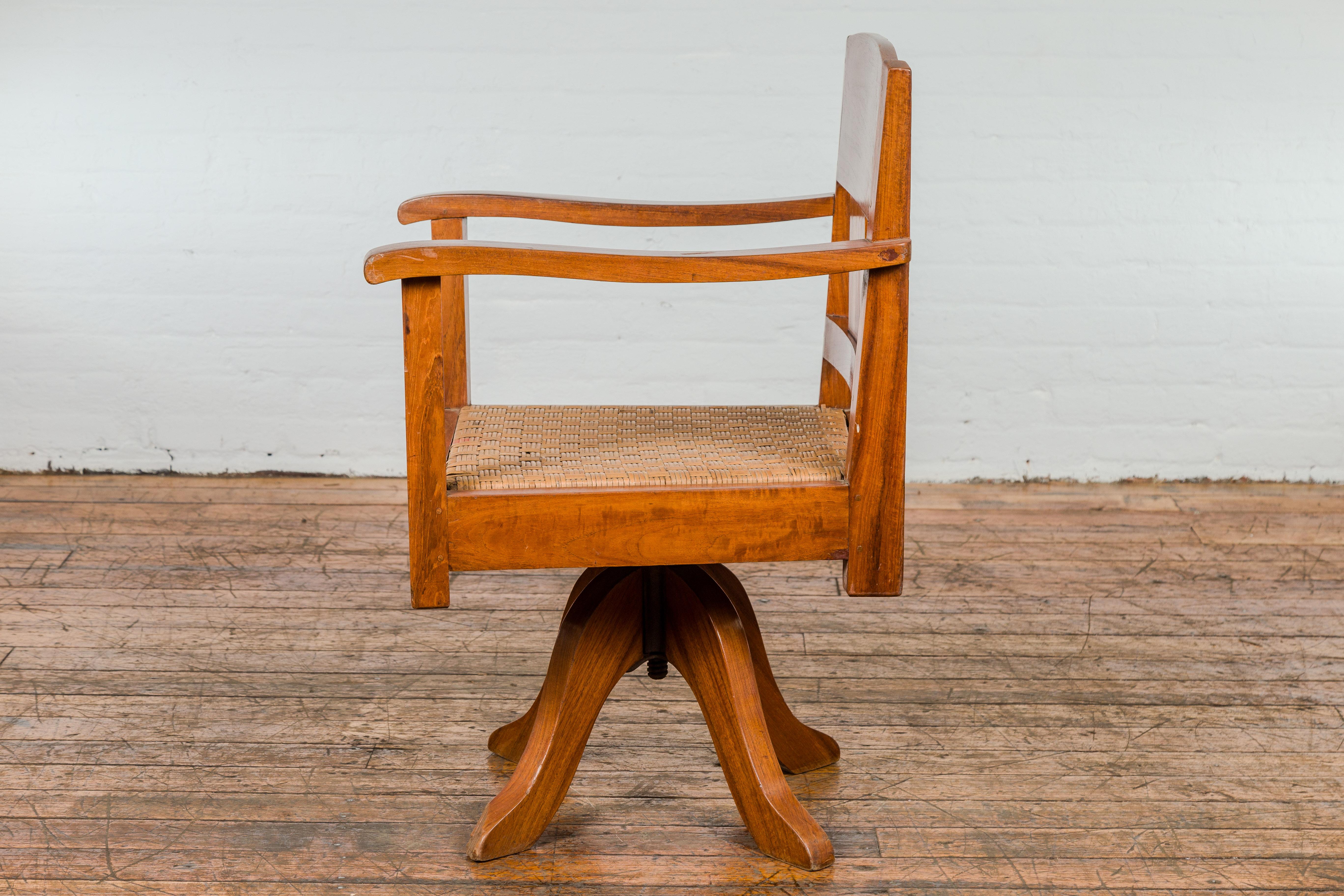 Chaise pivotante en bois du milieu du siècle avec assise en rotin tressé et base quadripode en vente 7