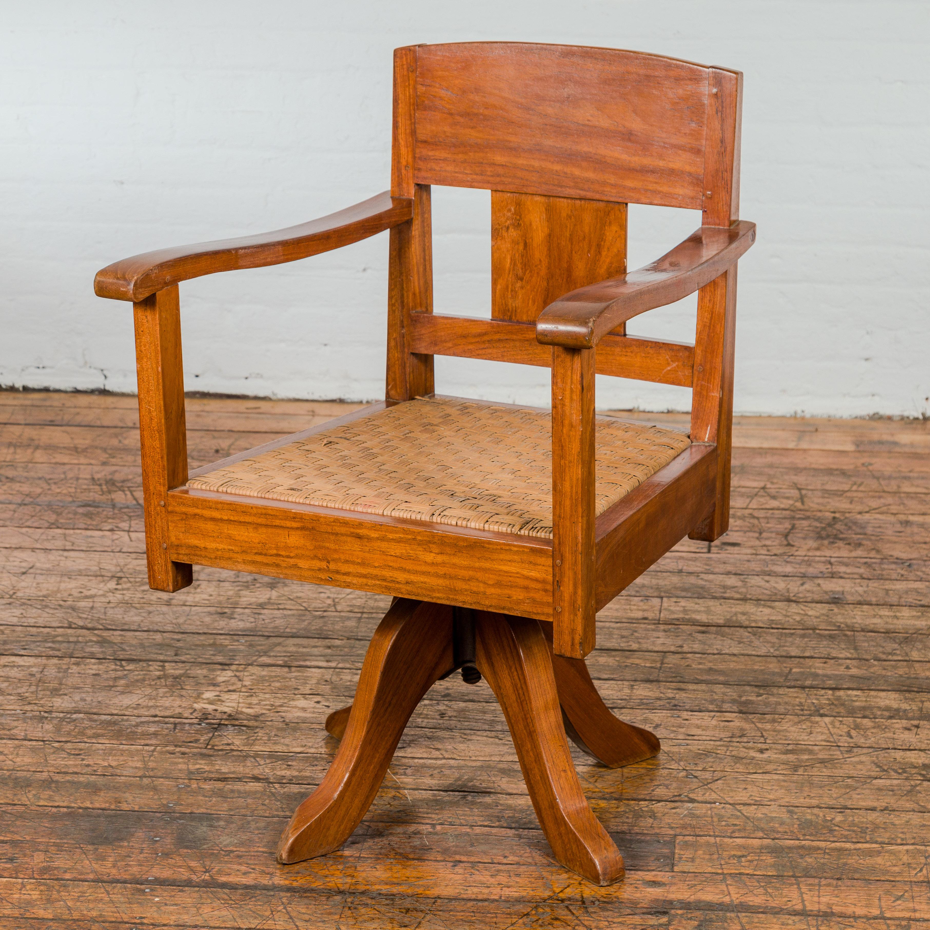 Chaise pivotante en bois du milieu du siècle avec assise en rotin tressé et base quadripode en vente 8