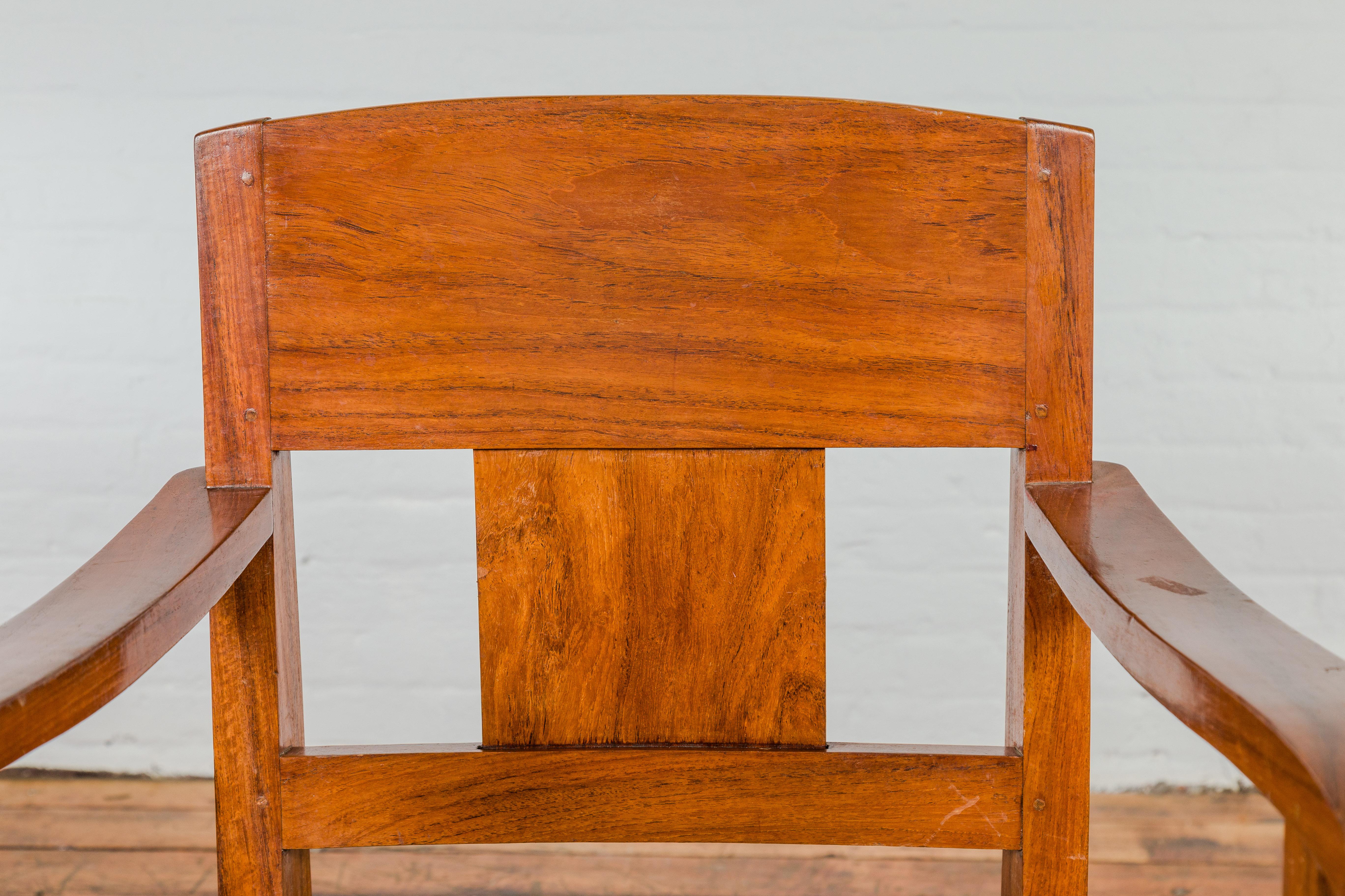 Drehstuhl aus Holz aus der Mitte des Jahrhunderts mit Sitz aus geflochtenem Rattan und Quadripod-Sockel (Indonesisch) im Angebot
