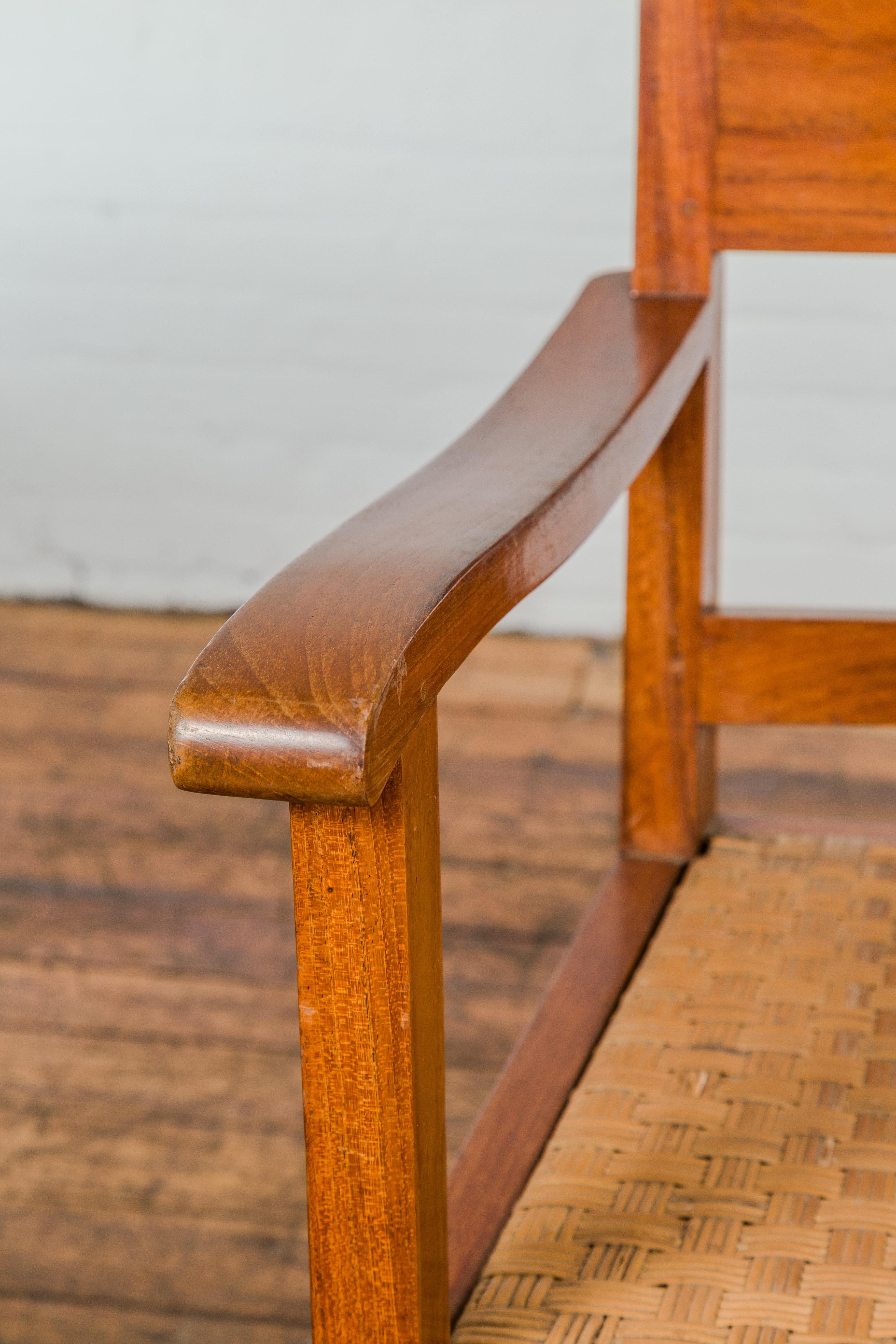 Drehstuhl aus Holz aus der Mitte des Jahrhunderts mit Sitz aus geflochtenem Rattan und Quadripod-Sockel im Zustand „Gut“ im Angebot in Yonkers, NY