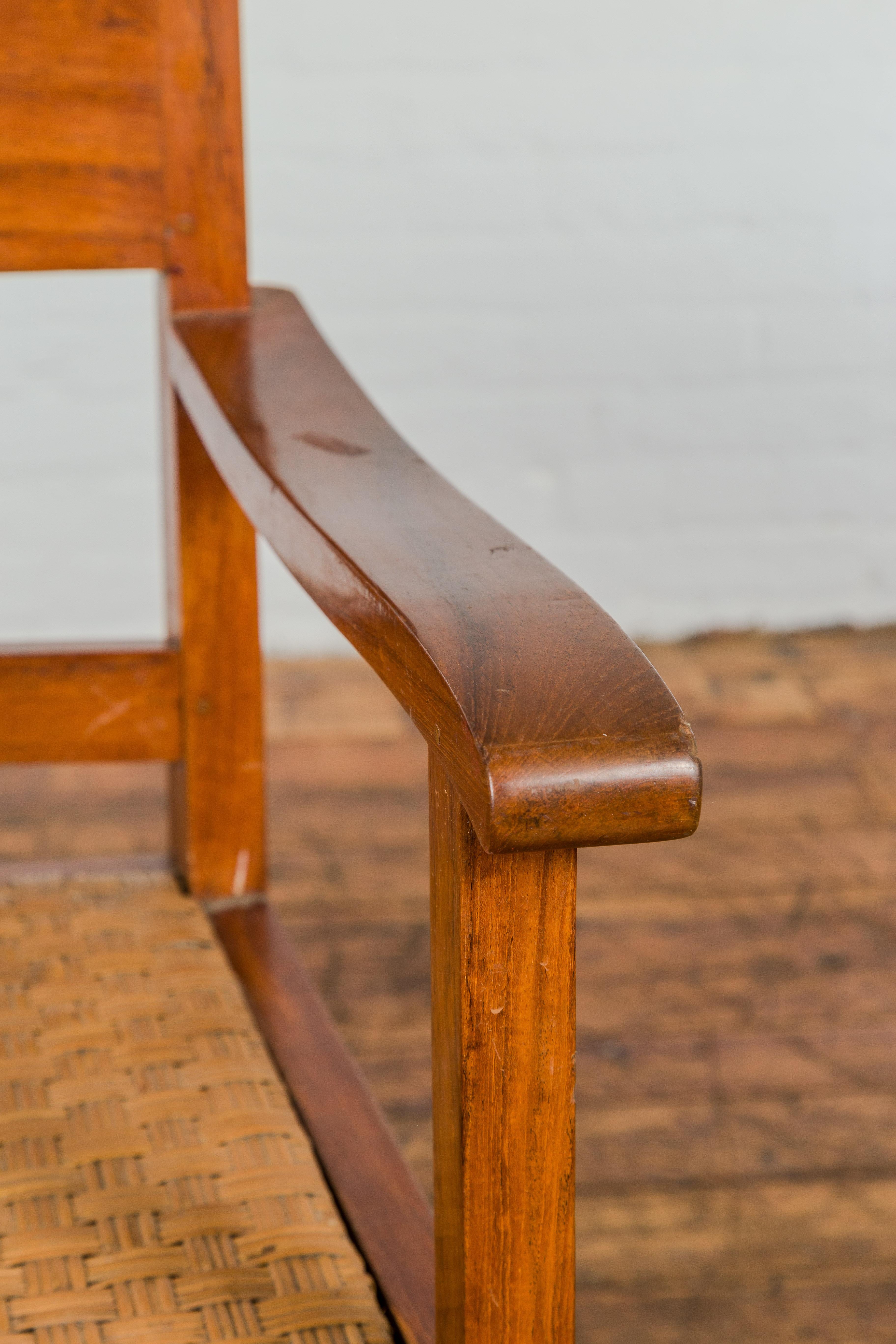 Drehstuhl aus Holz aus der Mitte des Jahrhunderts mit Sitz aus geflochtenem Rattan und Quadripod-Sockel (20. Jahrhundert) im Angebot