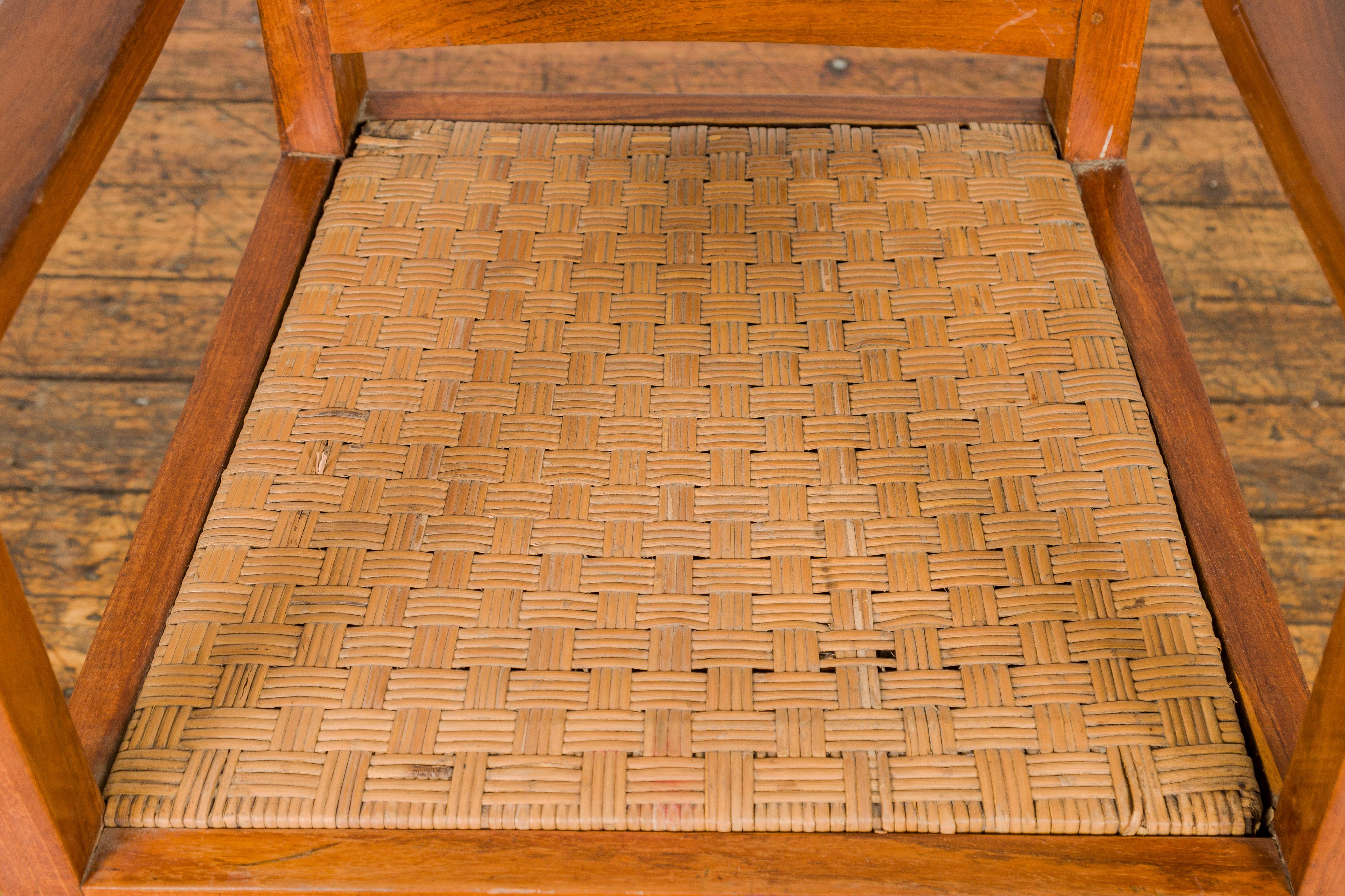 Drehstuhl aus Holz aus der Mitte des Jahrhunderts mit Sitz aus geflochtenem Rattan und Quadripod-Sockel im Angebot 1